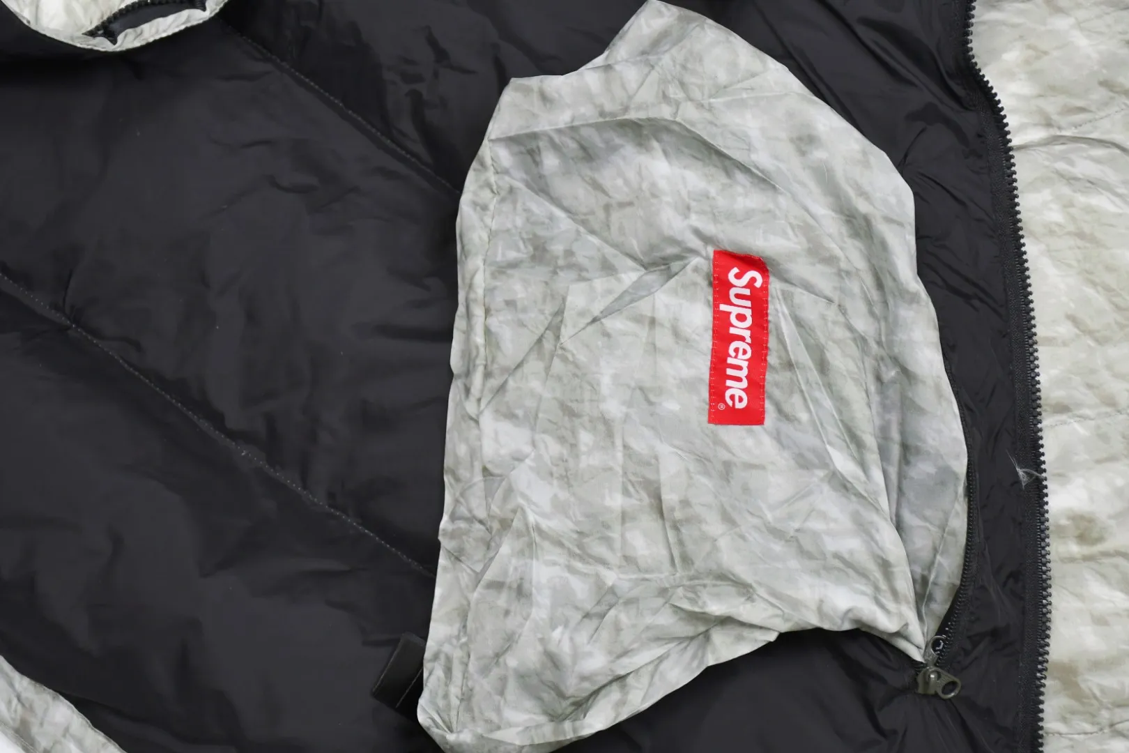 MX28# Exclusive quality 💰p630 Tested version Supreme FW19 The North Face Paper Print Nuptse North Face Wrinkle Paper Waste Paper Down Jacket Fabric: The fabric production process is completely compared to ZP. It uses 400T nylon 0.05×0.05 dark grid fabric. The hat shoulders and lining are made of the same fabric. This is consistent with ZP. Inner storage bag design. The entire down jacket can be stored in a small bag for easy storage and portability. Printing: Use the pattern of waste paper pleats. Light gray with a little dark green. It is definitely not the off-white that is printed on the market. Down filling: 560 grams of national standard 90 white duck down is filled inside. Full warmth retention effect. 700 fill power. Invincible effect. ZP14070➕Purchased for printing. The only correct version on the market. All details are consistent with ZP. No changes have been made. Details are in place. Authentic quality. Full of sincerity. Reprinted and sold. Size: S-XL