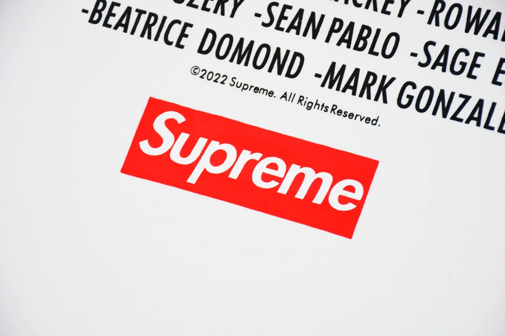 🅿️120 S78 top version Supreme "Play Dead" Tee movie commemorative box logo short-sleeved T-shirt. For those of us who focus on top-level Sup products, this short-sleeved one is naturally available. It adopts cylindrical seamless technology (original technology, there are no gaps on the sides of the clothes, the key point of identification) The fabrics are all custom-woven and dyed, 280g weight, 100% cotton, cylindrical fabric. Cylindrical fabric is a knitted fabric woven with a cylinder loom. The needles are distributed in a cylindrical shape on the fuselage. The gray fabric is a large cylinder, which needs to be opened and shaped before further use. There is no slit on the side of the clothes, so there is no washing label on the side of ordinary short-sleeves. There is only one collar label behind the neck. The printing is printed with thermosetting ink, also known as plastic. Ink, or self-adhesive ink, contains ingredients: mainly composed of polyvinyl chloride (PVC) and phthalates. PVC and phthalates, fixing agents, stabilizers, and thickeners are mixed to form a thermal ink. Solid ink is not the digital direct printing advertised on the market. The printing texture of thermoset ink is something that digital direct printing cannot achieve. The collar label has a watermark anti-counterfeiting effect, a real anti-counterfeiting layer, a probability of passing the version, and a high probability of passing the original packaging picture. Size：S-XL
