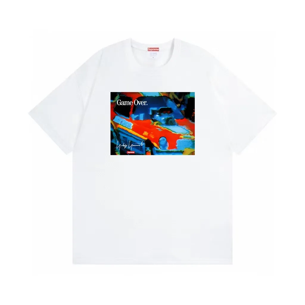#S100 p110💰 Supreme Week4Supreme game is over” Loose fit. Made of 260 grams of combed cotton double yarn. All three standards from fabrics to accessories are in compliance with ZP. The slurry printing imported from Matsui Company will never crack. The whole piece adopts three-needle five-thread technology. The neckline-shoulder seam-sleeve seam is double-lined, making it look more three-dimensional and textured.) The craftsmanship is the same as the original version, and the classic version Feel free to compare zp. The whole piece adopts three-needle five-thread craftsmanship. The neckline-shoulder seam-sleeve seam is double-threaded, which looks more three-dimensional and textured.) It has the same craftsmanship as the original original, classic version. Color: White Black Size: S M L XL XXL