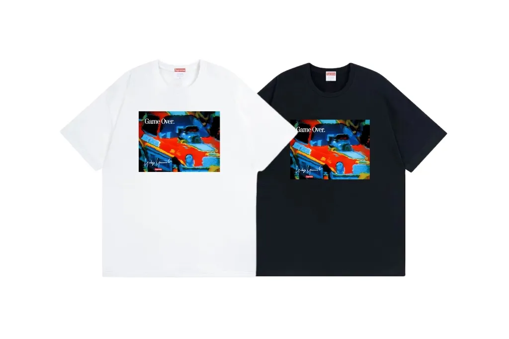 #S100 p110💰 Supreme Week4Supreme game is over” Loose fit. Made of 260 grams of combed cotton double yarn. All three standards from fabrics to accessories are in compliance with ZP. The slurry printing imported from Matsui Company will never crack. The whole piece adopts three-needle five-thread technology. The neckline-shoulder seam-sleeve seam is double-lined, making it look more three-dimensional and textured.) The craftsmanship is the same as the original version, and the classic version Feel free to compare zp. The whole piece adopts three-needle five-thread craftsmanship. The neckline-shoulder seam-sleeve seam is double-threaded, which looks more three-dimensional and textured.) It has the same craftsmanship as the original original, classic version. Color: White Black Size: S M L XL XXL
