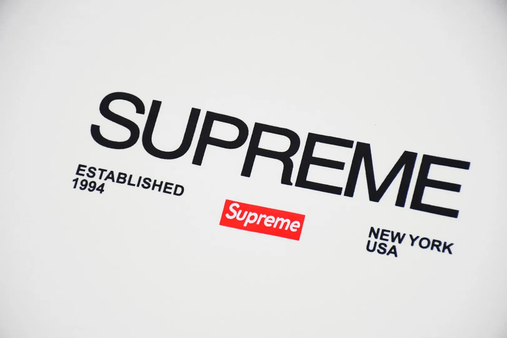 🅿️120 S41 top version Supreme 21FW EST 1994 letter box logo short-sleeved T-shirt using cylindrical seamless technology (the original technology has no gaps on the sides of the clothes) The fabrics are all custom-woven and dyed, 280g weight, 100% cotton, cylindrical fabric. Cylindrical fabric is a knitted fabric woven with a cylinder loom. The needles are distributed in a cylindrical shape on the fuselage. The gray fabric is a large cylinder, which needs to be opened and shaped before further use. There is no slit on the side of the clothes, so there is no washing label on the side of ordinary short-sleeves. There is only one collar label behind the neck. The printing is printed with thermosetting ink, also known as plastic. Ink, or self-adhesive ink, contains ingredients: mainly composed of polyvinyl chloride (PVC) and phthalates. PVC and phthalates, fixing agents, stabilizers, and thickeners are mixed to form a thermal ink. Solid ink is not the digital direct printing advertised on the market. The printing texture of thermoset ink is something that digital direct printing cannot achieve. The collar label has a watermark anti-counterfeiting effect, a real anti-counterfeiting layer, a probability of passing the version, and a high probability of passing the original packaging picture. Size：S-XL