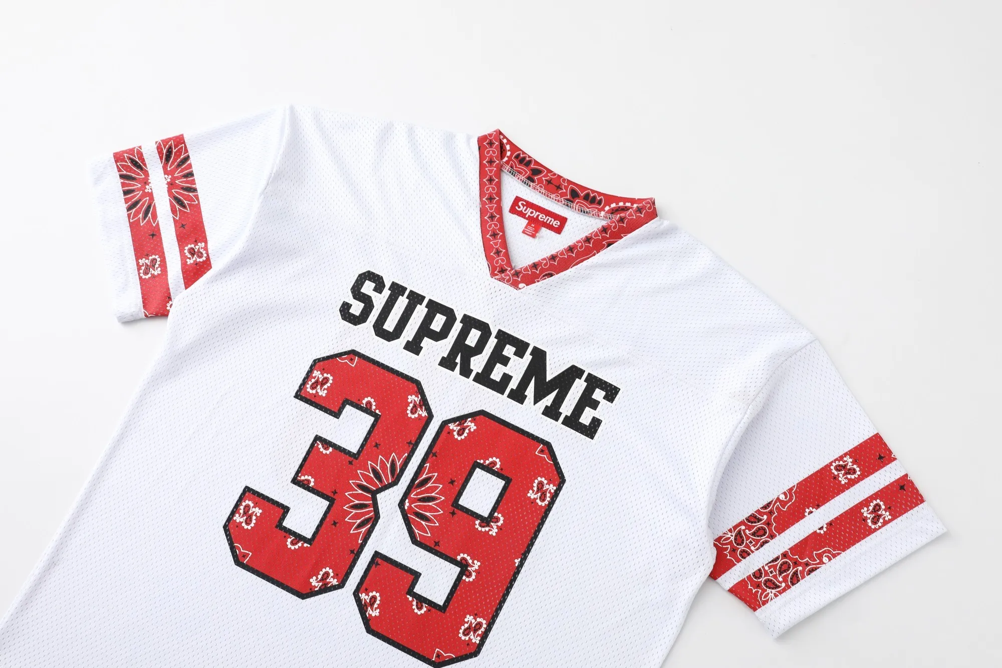 🅿️210 S296 Supreme SS25 WEEK14 Bandana Football Jersey logo Cashew flower element printed mesh American trendy football jersey, same style for men and women. Customized 250g mesh fabric. Imported glue printing. Multiple debugging. The color is correct. The pigment will not be printed into the mesh. The quality details are consistent with YB. The accessories are complete. A must-have for fashionistas. Color: black white (175 145 try on M) Size: S M L XL Bust Length Shoulder Width Sleeve Length S: 120 72 59 23 M: 124 74 60 24 L: 128 76 61 25 XL: 132 78 62 25.5