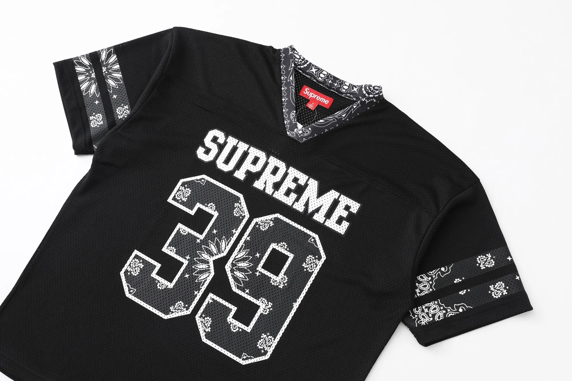 🅿️210 S296 Supreme SS25 WEEK14 Bandana Football Jersey logo Cashew flower element printed mesh American trendy football jersey, same style for men and women. Customized 250g mesh fabric. Imported glue printing. Multiple debugging. The color is correct. The pigment will not be printed into the mesh. The quality details are consistent with YB. The accessories are complete. A must-have for fashionistas. Color: black white (175 145 try on M) Size: S M L XL Bust Length Shoulder Width Sleeve Length S: 120 72 59 23 M: 124 74 60 24 L: 128 76 61 25 XL: 132 78 62 25.5