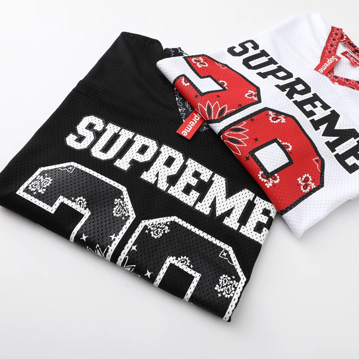 🅿️210 S296 Supreme SS25 WEEK14 Bandana Football Jersey logo Cashew flower element printed mesh American trendy football jersey, same style for men and women. Customized 250g mesh fabric. Imported glue printing. Multiple debugging. The color is correct. The pigment will not be printed into the mesh. The quality details are consistent with YB. The accessories are complete. A must-have for fashionistas. Color: black white (175 145 try on M) Size: S M L XL Bust Length Shoulder Width Sleeve Length S: 120 72 59 23 M: 124 74 60 24 L: 128 76 61 25 XL: 132 78 62 25.5