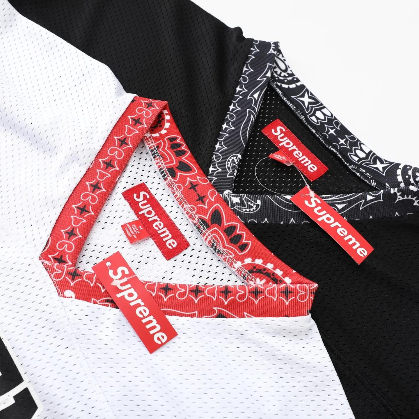 🅿️210 S296 Supreme SS25 WEEK14 Bandana Football Jersey logo Cashew flower element printed mesh American trendy football jersey, same style for men and women. Customized 250g mesh fabric. Imported glue printing. Multiple debugging. The color is correct. The pigment will not be printed into the mesh. The quality details are consistent with YB. The accessories are complete. A must-have for fashionistas. Color: black white (175 145 try on M) Size: S M L XL Bust Length Shoulder Width Sleeve Length S: 120 72 59 23 M: 124 74 60 24 L: 128 76 61 25 XL: 132 78 62 25.5