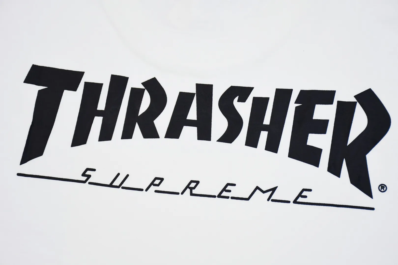 S414💰P150 Top version SUPREME The fabrics are all custom-woven and dyed, 280g weight, 100% cotton, cylindrical fabric. Cylindrical fabric is a knitted fabric woven with a cylinder loom. The needles are distributed in a cylindrical shape on the fuselage. The gray fabric is a large cylinder, which needs to be opened and shaped before it can be used further. There are no slits on the side of the clothes, so there is no washing label on the side of ordinary short-sleeves. There is only one collar label behind the neck. The printing uses thermosetting ink printing imported from Belgium (different from conventional thermal transfer printing), also known as plastic ink, or self-adhesive ink. Its ingredients are: mainly composed of polyvinyl chloride (PVC) and phthalates, including PVC and phthalates, fixing agents, Stabilizers and thickeners are mixed to form thermosetting ink, which is not the digital direct printing marketed on the market. The printing texture of thermosetting ink is unachievable by digital direct printing. The new triple collar label has a watermark anti-counterfeiting effect, a real anti-counterfeiting layer, a version with a high probability of passing the inspection, and the original packaging picture has a high probability of passing the test. Size：S-XL