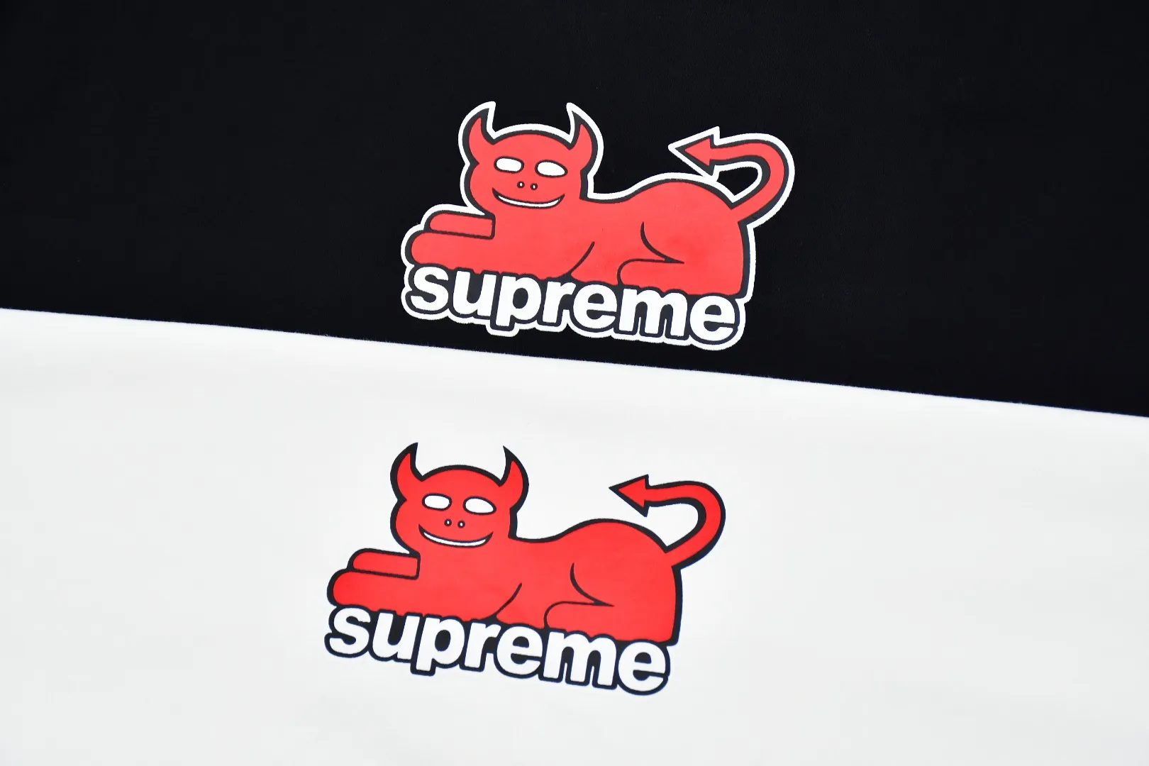 S342💰p130 Top version Supreme 24ss TOY MACHINE DEVIL CAT short-sleeved T-shirt. Refuse to look at pictures to make goods. Refuse to compare with wrong versions. Use cylinder seamless process (original process. There are no stitched bones on the side of the clothes. Key points of identification) The fabrics are all custom-woven and dyed, 280g weight, 100% cotton, cylindrical fabric. Cylindrical fabric is a knitted fabric woven with a cylinder loom. The needles are distributed in a cylindrical shape on the fuselage. The gray fabric is a large cylinder, which needs to be opened and shaped before it can be used further. There are no slits on the side of the clothes, so there is no washing label on the side of ordinary short-sleeves. There is only one collar label behind the neck. The printing uses thermosetting ink printing imported from Belgium (different from conventional heat transfer printing), also known as plastic ink, or self-adhesive ink. Its ingredients are: mainly composed of polyvinyl chloride (PVC) and phthalates. PVC and phthalates, solid color The thermosetting ink is composed of a mixture of agents, stabilizers, and thickeners. It is not the digital direct printing marketed on the market. The printing texture of thermosetting ink cannot be achieved by digital direct printing. The collar label has a watermark anti-counterfeiting effect, a real anti-counterfeiting layer, a version with a high probability of passing the inspection, and the original packaging picture has a high probability of passing the test. Size：S-XL