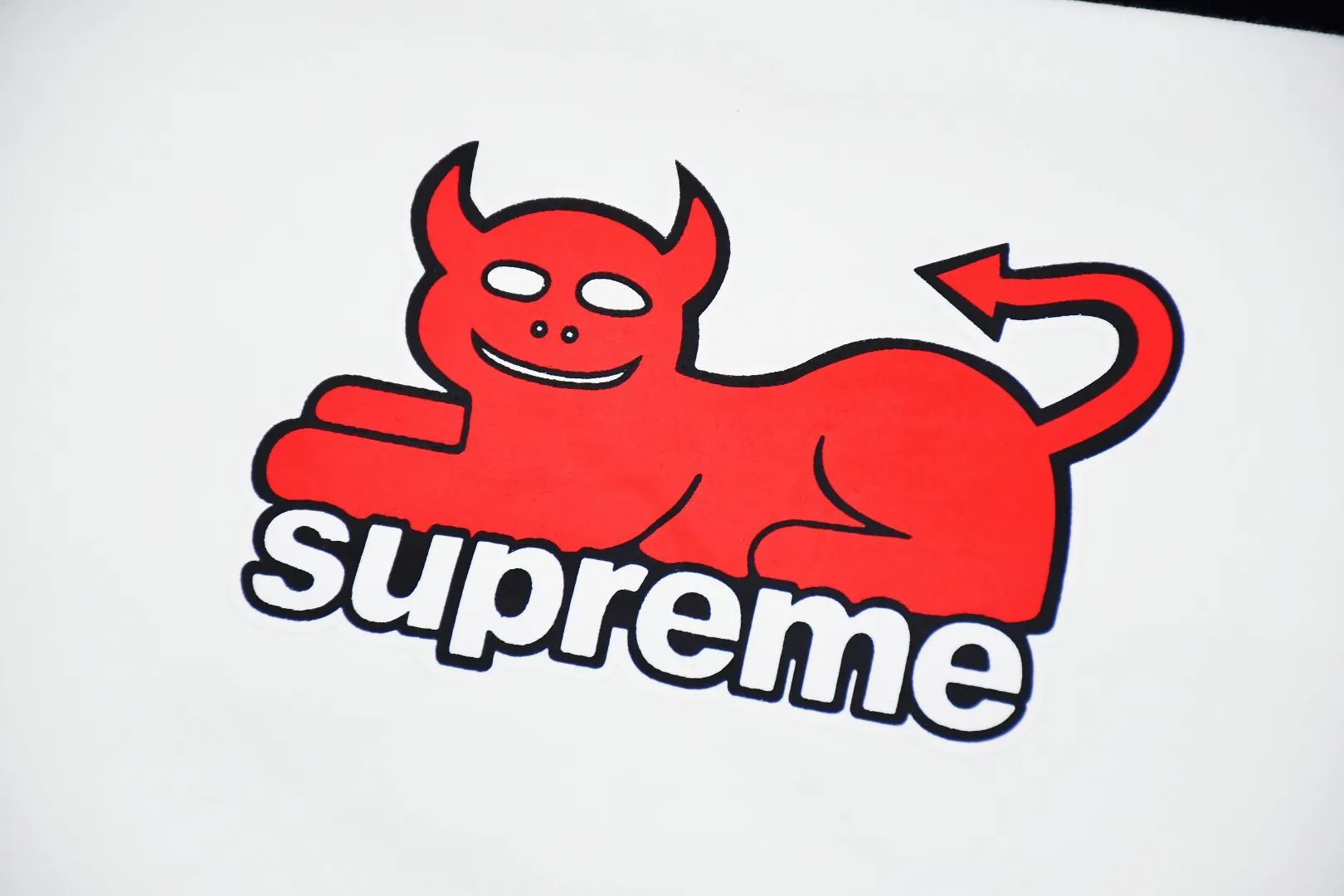 S342💰p130 Top version Supreme 24ss TOY MACHINE DEVIL CAT short-sleeved T-shirt. Refuse to look at pictures to make goods. Refuse to compare with wrong versions. Use cylinder seamless process (original process. There are no stitched bones on the side of the clothes. Key points of identification) The fabrics are all custom-woven and dyed, 280g weight, 100% cotton, cylindrical fabric. Cylindrical fabric is a knitted fabric woven with a cylinder loom. The needles are distributed in a cylindrical shape on the fuselage. The gray fabric is a large cylinder, which needs to be opened and shaped before it can be used further. There are no slits on the side of the clothes, so there is no washing label on the side of ordinary short-sleeves. There is only one collar label behind the neck. The printing uses thermosetting ink printing imported from Belgium (different from conventional heat transfer printing), also known as plastic ink, or self-adhesive ink. Its ingredients are: mainly composed of polyvinyl chloride (PVC) and phthalates. PVC and phthalates, solid color The thermosetting ink is composed of a mixture of agents, stabilizers, and thickeners. It is not the digital direct printing marketed on the market. The printing texture of thermosetting ink cannot be achieved by digital direct printing. The collar label has a watermark anti-counterfeiting effect, a real anti-counterfeiting layer, a version with a high probability of passing the inspection, and the original packaging picture has a high probability of passing the test. Size：S-XL