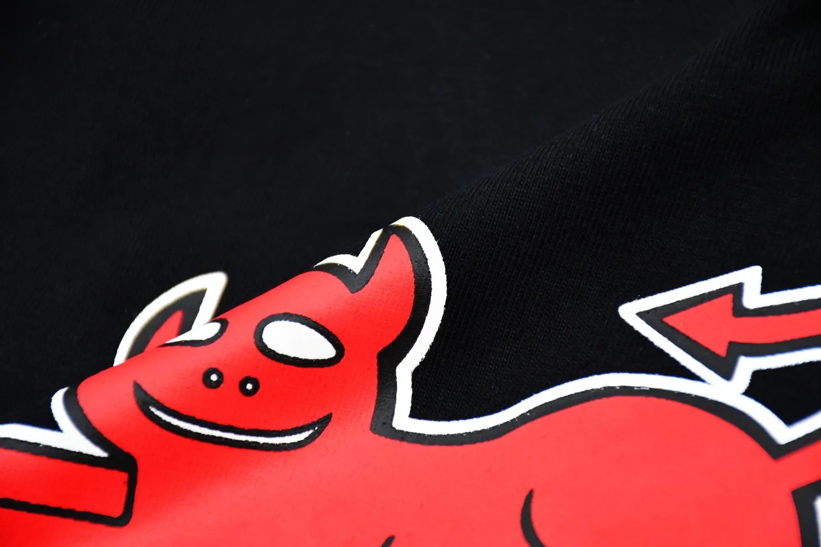 S342💰p130 Top version Supreme 24ss TOY MACHINE DEVIL CAT short-sleeved T-shirt. Refuse to look at pictures to make goods. Refuse to compare with wrong versions. Use cylinder seamless process (original process. There are no stitched bones on the side of the clothes. Key points of identification) The fabrics are all custom-woven and dyed, 280g weight, 100% cotton, cylindrical fabric. Cylindrical fabric is a knitted fabric woven with a cylinder loom. The needles are distributed in a cylindrical shape on the fuselage. The gray fabric is a large cylinder, which needs to be opened and shaped before it can be used further. There are no slits on the side of the clothes, so there is no washing label on the side of ordinary short-sleeves. There is only one collar label behind the neck. The printing uses thermosetting ink printing imported from Belgium (different from conventional heat transfer printing), also known as plastic ink, or self-adhesive ink. Its ingredients are: mainly composed of polyvinyl chloride (PVC) and phthalates. PVC and phthalates, solid color The thermosetting ink is composed of a mixture of agents, stabilizers, and thickeners. It is not the digital direct printing marketed on the market. The printing texture of thermosetting ink cannot be achieved by digital direct printing. The collar label has a watermark anti-counterfeiting effect, a real anti-counterfeiting layer, a version with a high probability of passing the inspection, and the original packaging picture has a high probability of passing the test. Size：S-XL