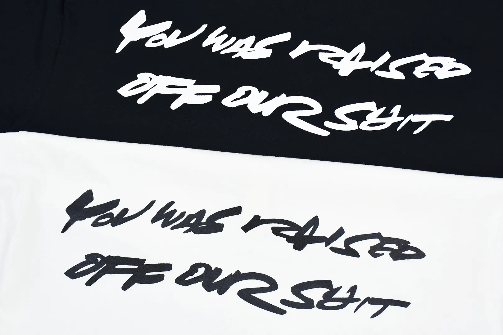 🅿️120 S139 Supreme 24ss Futura future slogan Box Logo short-sleeved T-shirt. Refuse to make products based on pictures. Refuse to compare with wrong versions. Use cylindrical seamless technology (original technology. There are no stitched bones on the side of the clothes. Key points of identification) The fabrics are all custom-woven and dyed, 280g weight, 100% cotton, cylindrical fabric. Cylindrical fabric is a knitted fabric woven with a cylinder loom. The needles are distributed in a cylindrical shape on the fuselage. The gray fabric is a large cylinder, which needs to be opened and shaped before it can be used further. There are no slits on the side of the clothes, so there is no washing label on the side of ordinary short-sleeves. There is only one collar label behind the neck. The printing uses thermosetting ink printing imported from Belgium (different from conventional thermal transfer printing), also known as plastic ink, or self-adhesive ink. Its ingredients are: mainly composed of polyvinyl chloride (PVC) and phthalates. PVC and phthalates, solid color The thermoset ink is composed of a mixture of agents, stabilizers, and thickeners. It is not the digital direct printing advertised on the market. The printing texture of thermoset ink cannot be achieved by digital direct printing. The collar label has a watermark anti-counterfeiting effect, a real anti-counterfeiting layer, a version with a high probability of passing the inspection, and a high probability of passing the original packaging picture. Size：S-XL