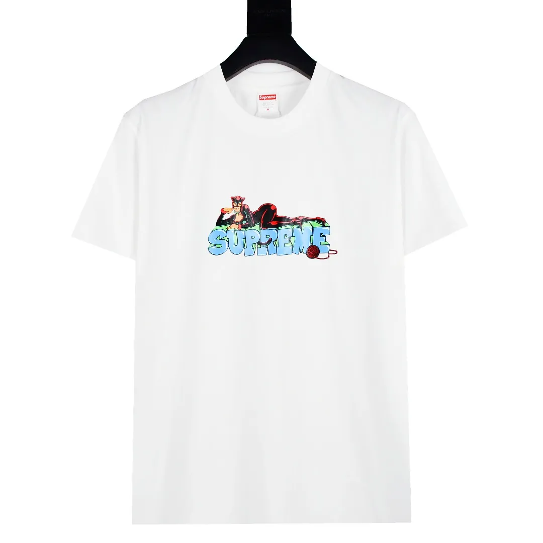 🅿️126 S86 top version Supreme 22FW Week Catwoman Tee Catwoman printed short-sleeved cartoon letter pattern T-shirt. For those of us who focus on top-level Sup products, this short-sleeved one is naturally available. It adopts cylindrical seamless technology (original technology, there are no stitching bones on the side of the clothes, the focus of identification) The fabrics are all custom-woven and dyed, 280g weight, 100% cotton, cylindrical fabric. Cylindrical fabric is a knitted fabric woven with a cylinder loom. The needles are distributed in a cylindrical shape on the fuselage. The gray fabric is a large cylinder, which needs to be opened and shaped before further use. There is no slit on the side of the clothes, so there is no washing label on the side of ordinary short-sleeves. There is only one collar label behind the neck. The printing is printed with thermosetting ink, also known as plastic. Ink, or self-adhesive ink, contains ingredients: mainly composed of polyvinyl chloride (PVC) and phthalates. PVC and phthalates, fixing agents, stabilizers, and thickeners are mixed to form a thermal ink. Solid ink is not the digital direct printing advertised on the market. The printing texture of thermoset ink is something that digital direct printing cannot achieve. The collar label has a watermark anti-counterfeiting effect, a real anti-counterfeiting layer, a probability of passing the version, and a high probability of passing the original packaging picture. Size：S-XL