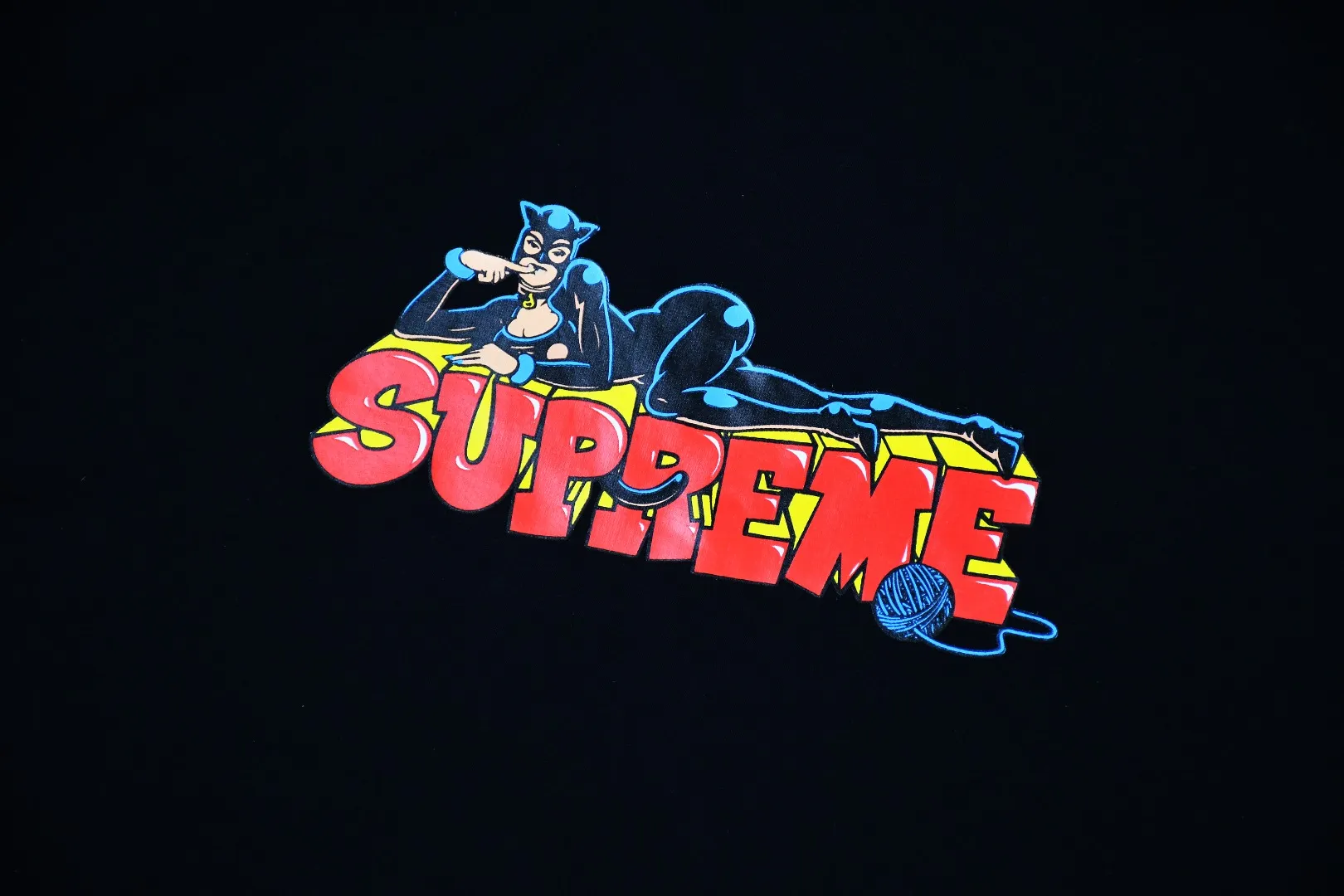 🅿️126 S86 top version Supreme 22FW Week Catwoman Tee Catwoman printed short-sleeved cartoon letter pattern T-shirt. For those of us who focus on top-level Sup products, this short-sleeved one is naturally available. It adopts cylindrical seamless technology (original technology, there are no stitching bones on the side of the clothes, the focus of identification) The fabrics are all custom-woven and dyed, 280g weight, 100% cotton, cylindrical fabric. Cylindrical fabric is a knitted fabric woven with a cylinder loom. The needles are distributed in a cylindrical shape on the fuselage. The gray fabric is a large cylinder, which needs to be opened and shaped before further use. There is no slit on the side of the clothes, so there is no washing label on the side of ordinary short-sleeves. There is only one collar label behind the neck. The printing is printed with thermosetting ink, also known as plastic. Ink, or self-adhesive ink, contains ingredients: mainly composed of polyvinyl chloride (PVC) and phthalates. PVC and phthalates, fixing agents, stabilizers, and thickeners are mixed to form a thermal ink. Solid ink is not the digital direct printing advertised on the market. The printing texture of thermoset ink is something that digital direct printing cannot achieve. The collar label has a watermark anti-counterfeiting effect, a real anti-counterfeiting layer, a probability of passing the version, and a high probability of passing the original packaging picture. Size：S-XL