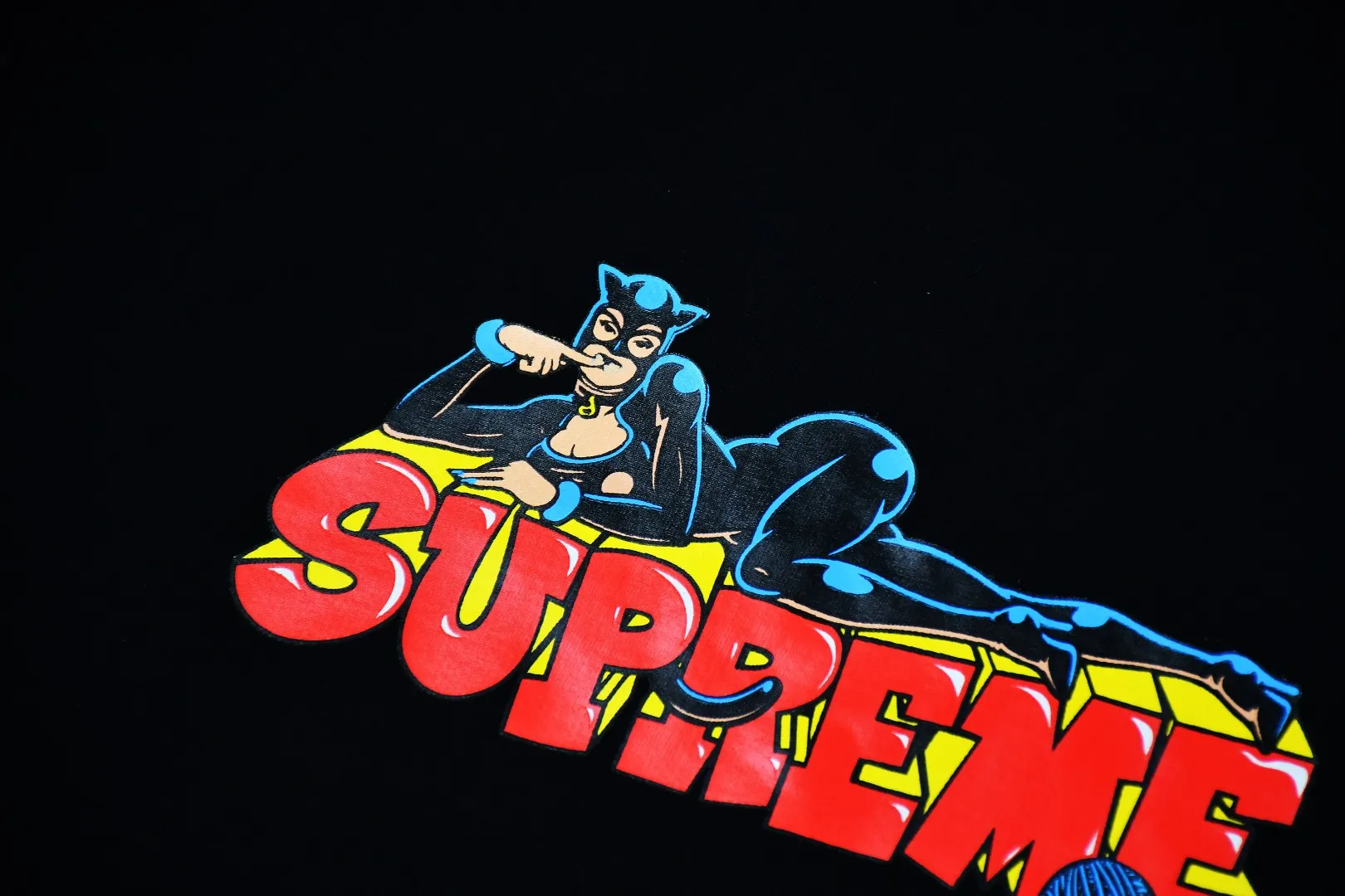 🅿️126 S86 top version Supreme 22FW Week Catwoman Tee Catwoman printed short-sleeved cartoon letter pattern T-shirt. For those of us who focus on top-level Sup products, this short-sleeved one is naturally available. It adopts cylindrical seamless technology (original technology, there are no stitching bones on the side of the clothes, the focus of identification) The fabrics are all custom-woven and dyed, 280g weight, 100% cotton, cylindrical fabric. Cylindrical fabric is a knitted fabric woven with a cylinder loom. The needles are distributed in a cylindrical shape on the fuselage. The gray fabric is a large cylinder, which needs to be opened and shaped before further use. There is no slit on the side of the clothes, so there is no washing label on the side of ordinary short-sleeves. There is only one collar label behind the neck. The printing is printed with thermosetting ink, also known as plastic. Ink, or self-adhesive ink, contains ingredients: mainly composed of polyvinyl chloride (PVC) and phthalates. PVC and phthalates, fixing agents, stabilizers, and thickeners are mixed to form a thermal ink. Solid ink is not the digital direct printing advertised on the market. The printing texture of thermoset ink is something that digital direct printing cannot achieve. The collar label has a watermark anti-counterfeiting effect, a real anti-counterfeiting layer, a probability of passing the version, and a high probability of passing the original packaging picture. Size：S-XL