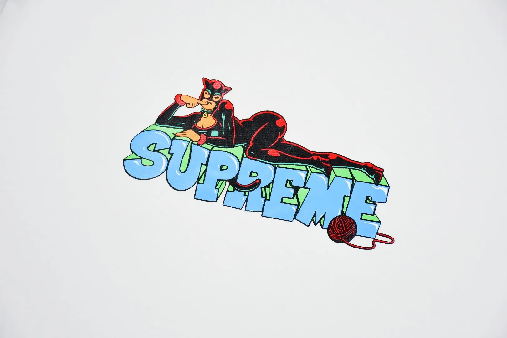 🅿️126 S86 top version Supreme 22FW Week Catwoman Tee Catwoman printed short-sleeved cartoon letter pattern T-shirt. For those of us who focus on top-level Sup products, this short-sleeved one is naturally available. It adopts cylindrical seamless technology (original technology, there are no stitching bones on the side of the clothes, the focus of identification) The fabrics are all custom-woven and dyed, 280g weight, 100% cotton, cylindrical fabric. Cylindrical fabric is a knitted fabric woven with a cylinder loom. The needles are distributed in a cylindrical shape on the fuselage. The gray fabric is a large cylinder, which needs to be opened and shaped before further use. There is no slit on the side of the clothes, so there is no washing label on the side of ordinary short-sleeves. There is only one collar label behind the neck. The printing is printed with thermosetting ink, also known as plastic. Ink, or self-adhesive ink, contains ingredients: mainly composed of polyvinyl chloride (PVC) and phthalates. PVC and phthalates, fixing agents, stabilizers, and thickeners are mixed to form a thermal ink. Solid ink is not the digital direct printing advertised on the market. The printing texture of thermoset ink is something that digital direct printing cannot achieve. The collar label has a watermark anti-counterfeiting effect, a real anti-counterfeiting layer, a probability of passing the version, and a high probability of passing the original packaging picture. Size：S-XL