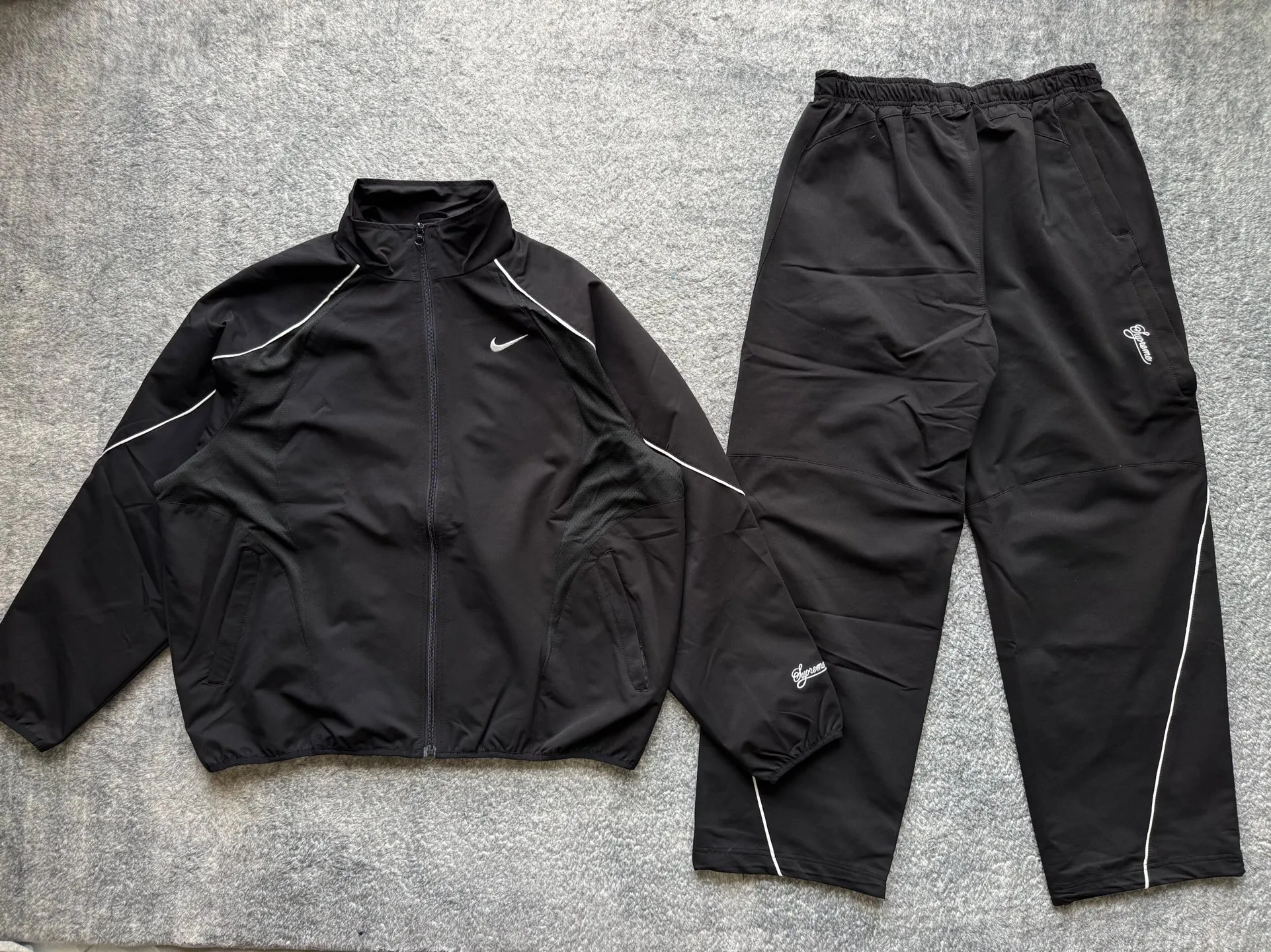 P450 Supreme x Nike joint model SS25 WEEK4 Track Jacket embroidered cuffs logo zipper closure jacket, same style for men and women, original 1:1 customization, customized accessories, all three standards Color: Black Purple Clothing size: S-XL Length Chest Shoulder Width Sleeve Length S 67 137 51.8 77.5 M 69 141 53 79 L 71 145 54.2 80.5 XL 73 149 55.4 81.5