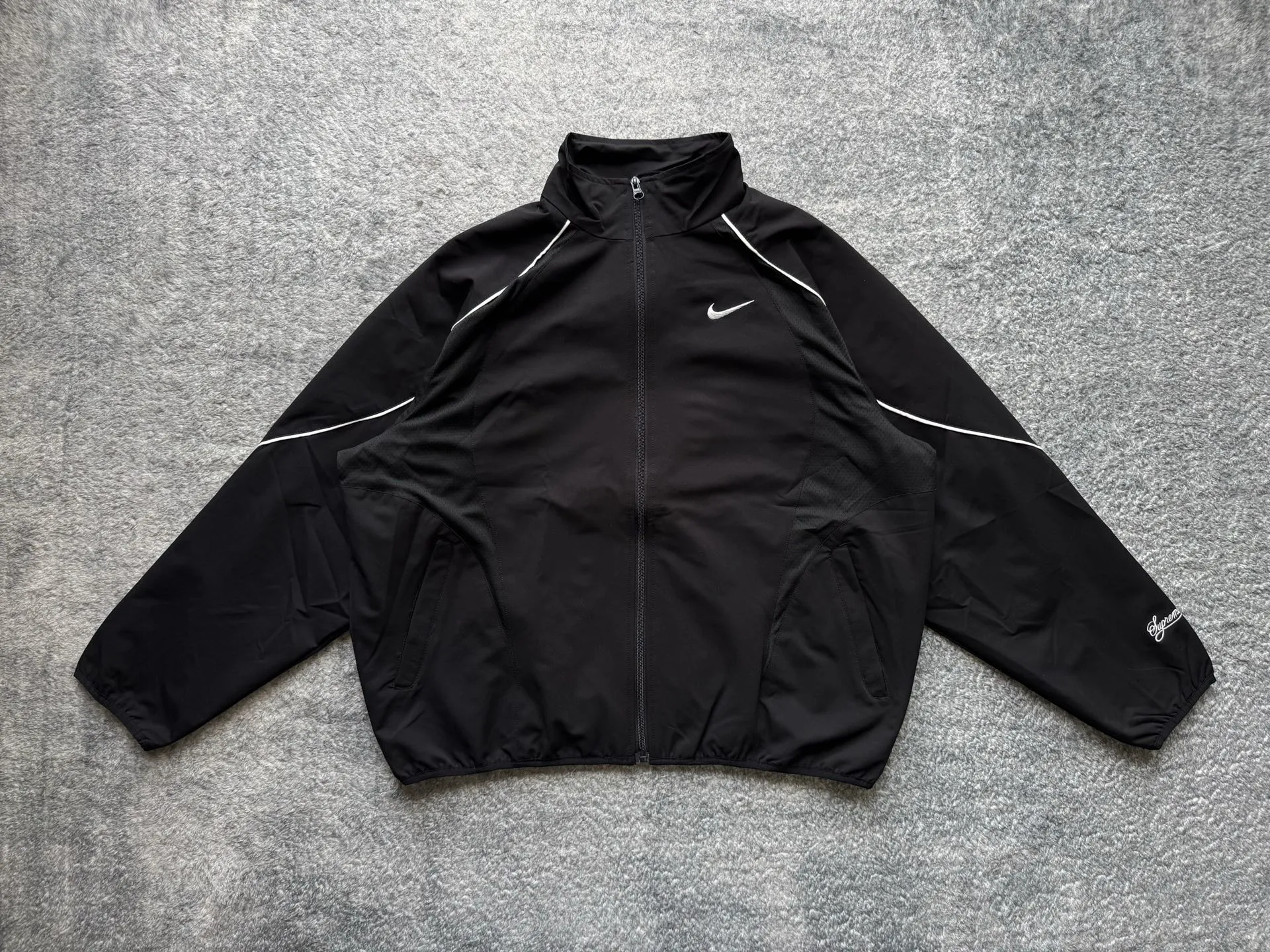 P450 Supreme x Nike joint model SS25 WEEK4 Track Jacket embroidered cuffs logo zipper closure jacket, same style for men and women, original 1:1 customization, customized accessories, all three standards Color: Black Purple Clothing size: S-XL Length Chest Shoulder Width Sleeve Length S 67 137 51.8 77.5 M 69 141 53 79 L 71 145 54.2 80.5 XL 73 149 55.4 81.5