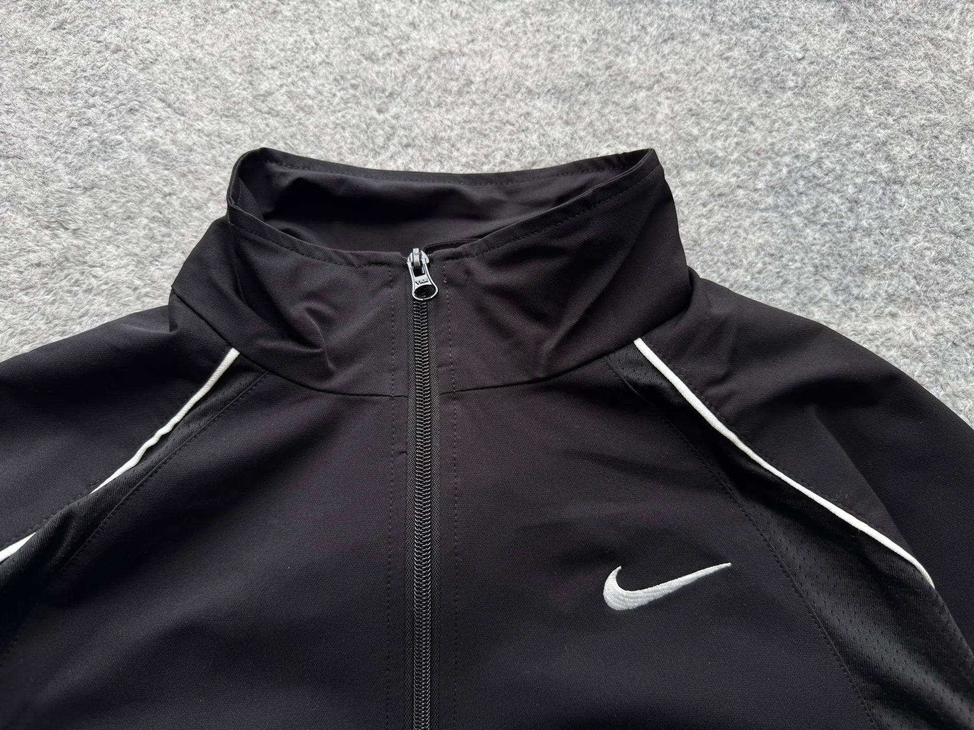 P450 Supreme x Nike joint model SS25 WEEK4 Track Jacket embroidered cuffs logo zipper closure jacket, same style for men and women, original 1:1 customization, customized accessories, all three standards Color: Black Purple Clothing size: S-XL Length Chest Shoulder Width Sleeve Length S 67 137 51.8 77.5 M 69 141 53 79 L 71 145 54.2 80.5 XL 73 149 55.4 81.5