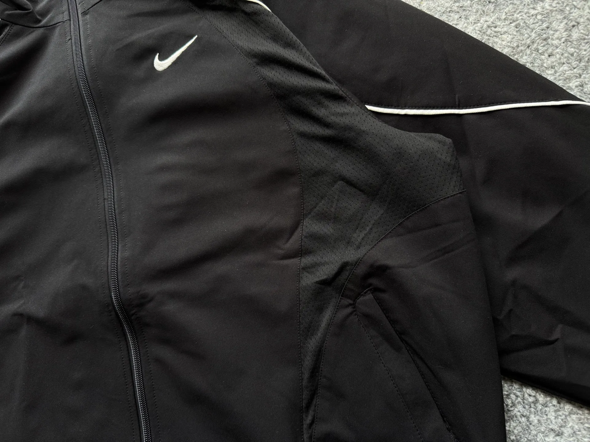 P450 Supreme x Nike joint model SS25 WEEK4 Track Jacket embroidered cuffs logo zipper closure jacket, same style for men and women, original 1:1 customization, customized accessories, all three standards Color: Black Purple Clothing size: S-XL Length Chest Shoulder Width Sleeve Length S 67 137 51.8 77.5 M 69 141 53 79 L 71 145 54.2 80.5 XL 73 149 55.4 81.5