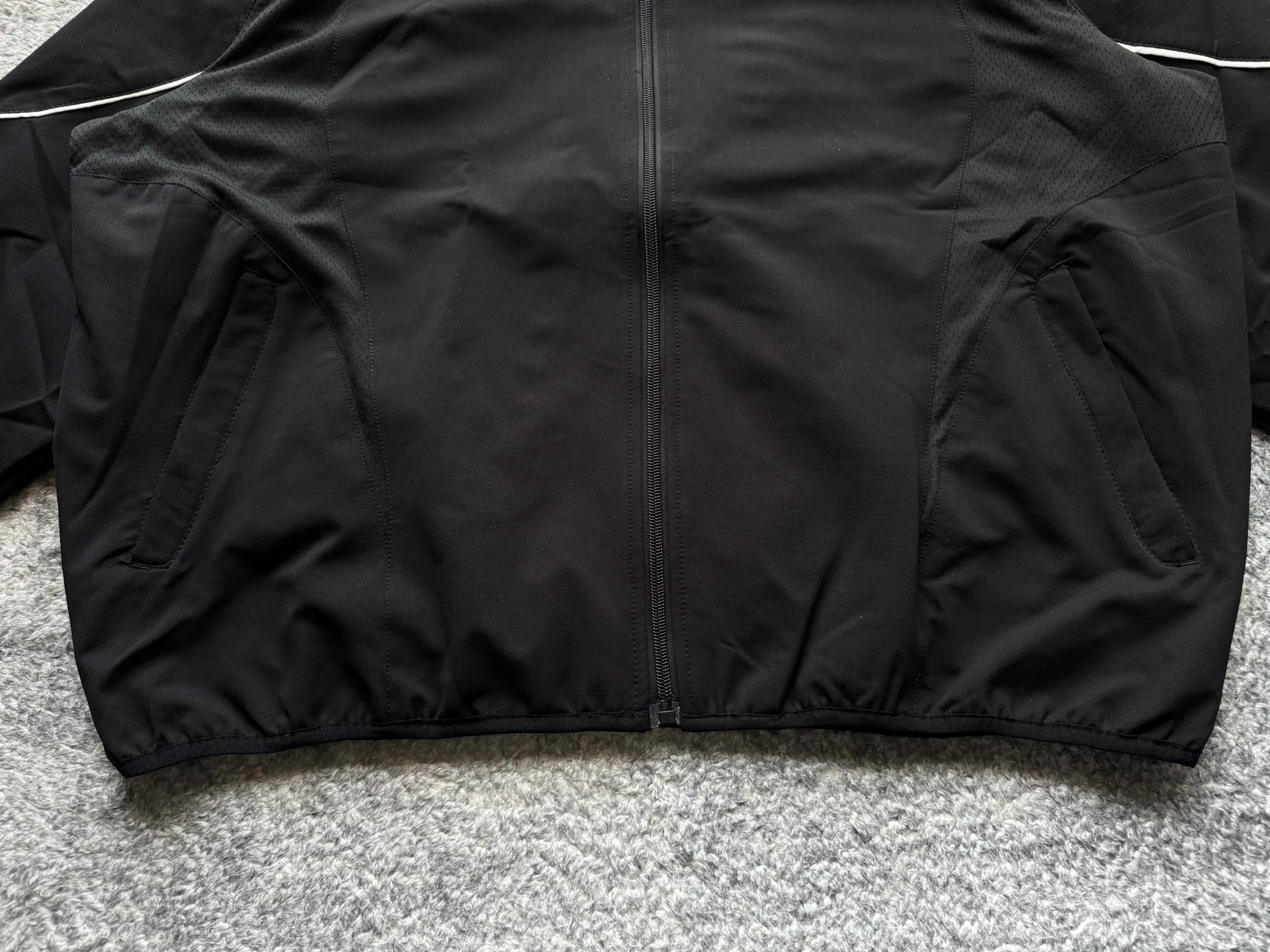 P450 Supreme x Nike joint model SS25 WEEK4 Track Jacket embroidered cuffs logo zipper closure jacket, same style for men and women, original 1:1 customization, customized accessories, all three standards Color: Black Purple Clothing size: S-XL Length Chest Shoulder Width Sleeve Length S 67 137 51.8 77.5 M 69 141 53 79 L 71 145 54.2 80.5 XL 73 149 55.4 81.5