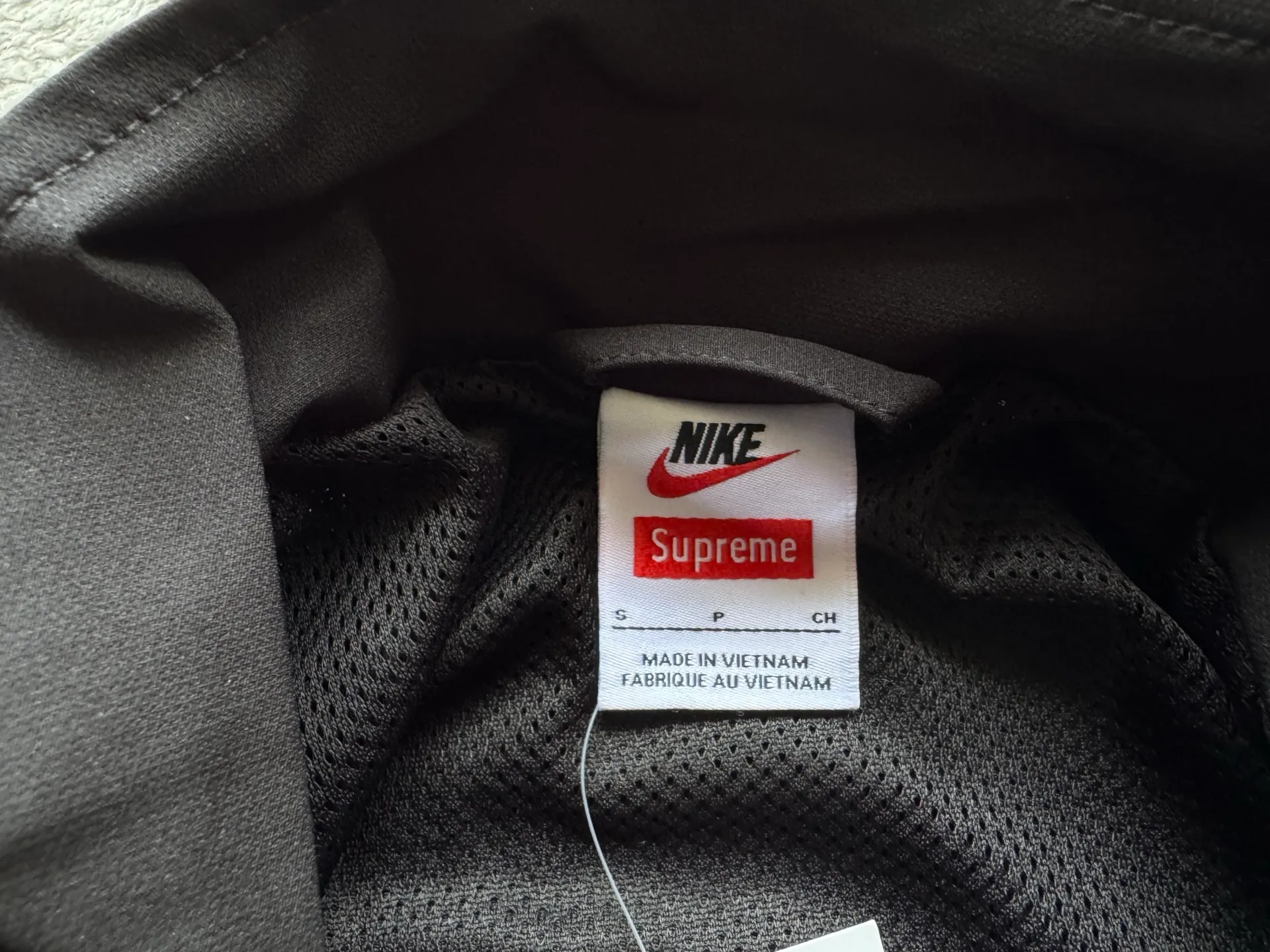 P450 Supreme x Nike joint model SS25 WEEK4 Track Jacket embroidered cuffs logo zipper closure jacket, same style for men and women, original 1:1 customization, customized accessories, all three standards Color: Black Purple Clothing size: S-XL Length Chest Shoulder Width Sleeve Length S 67 137 51.8 77.5 M 69 141 53 79 L 71 145 54.2 80.5 XL 73 149 55.4 81.5