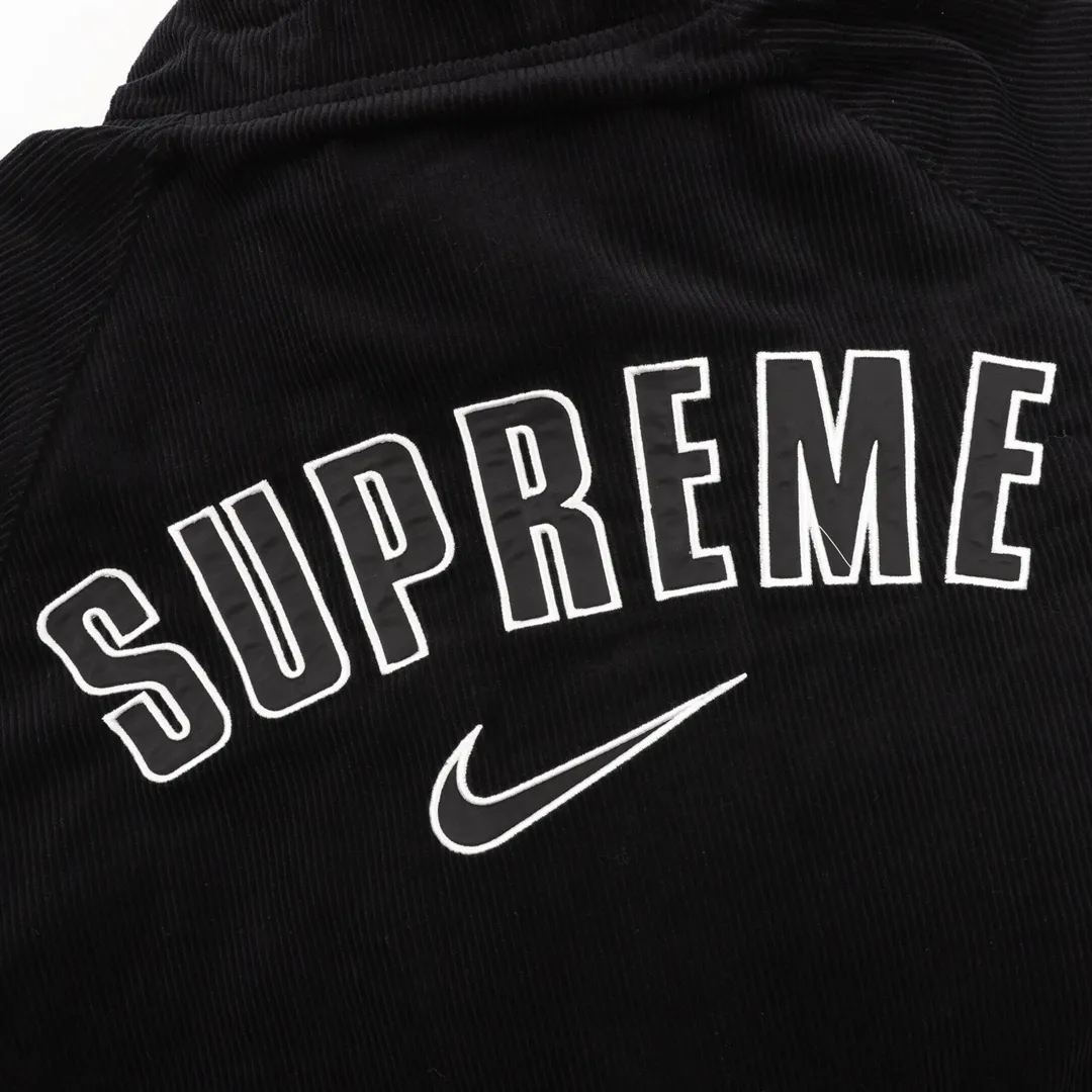 P660 Supreme x Nike corduroy cotton jacket, joint model Arc Corduroy Hooded Jacket, corduroy zipper hooded jacket, original fabric custom dyed and developed. The fabric feels very good, so the details and accessories are made according to the original version. The factory's craftsmanship level is comparable to the original version. Size: S-XL