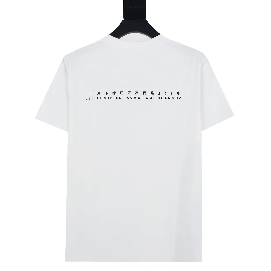 S330💰p140 annihilationzongheng Supreme 24ss Shanghai limited leopard print Box Logo printed short-sleeved T-shirt. Refuse to look at pictures to make goods. Refuse to compare with wrong versions. Use cylinder seamless process (original process, there are no stitched bones on the side of the clothes, the key point of identification) The fabrics are all custom-woven and dyed, 280g weight, 100% cotton, cylindrical fabric. Cylindrical fabric is a knitted fabric woven with a cylinder loom. The needles are distributed in a cylindrical shape on the fuselage. The gray fabric is a large cylinder, which needs to be opened and shaped before it can be used further. There are no slits on the side of the clothes, so there is no washing label on the side of ordinary short-sleeves. There is only one collar label behind the neck. The printing uses thermosetting ink printing imported from Belgium (different from conventional heat transfer printing), also known as plastic ink, or self-adhesive ink. Its ingredients are: mainly composed of polyvinyl chloride (PVC) and phthalates. PVC and phthalates, solid color The thermosetting ink is composed of a mixture of agents, stabilizers, and thickeners. It is not the digital direct printing marketed on the market. The printing texture of thermosetting ink cannot be achieved by digital direct printing. The collar label has a watermark anti-counterfeiting effect, a real anti-counterfeiting layer, a version with a high probability of passing the inspection, and the original packaging picture has a high probability of passing the test. Size：S-XL