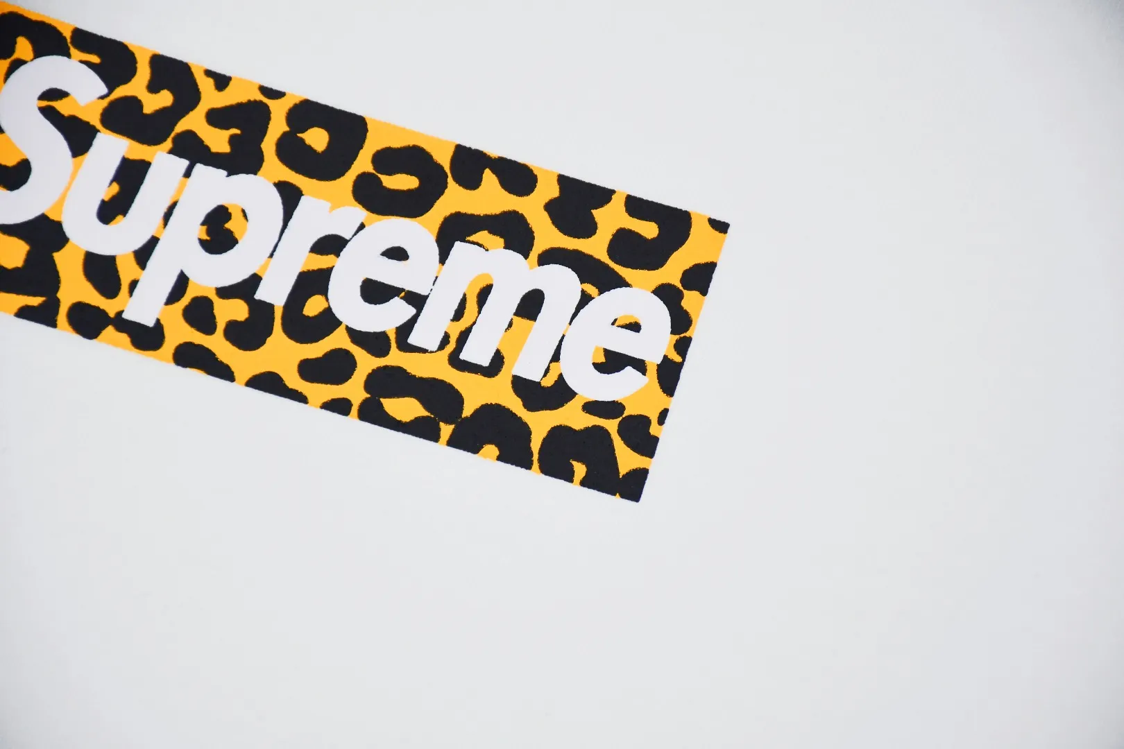 S330💰p140 annihilationzongheng Supreme 24ss Shanghai limited leopard print Box Logo printed short-sleeved T-shirt. Refuse to look at pictures to make goods. Refuse to compare with wrong versions. Use cylinder seamless process (original process, there are no stitched bones on the side of the clothes, the key point of identification) The fabrics are all custom-woven and dyed, 280g weight, 100% cotton, cylindrical fabric. Cylindrical fabric is a knitted fabric woven with a cylinder loom. The needles are distributed in a cylindrical shape on the fuselage. The gray fabric is a large cylinder, which needs to be opened and shaped before it can be used further. There are no slits on the side of the clothes, so there is no washing label on the side of ordinary short-sleeves. There is only one collar label behind the neck. The printing uses thermosetting ink printing imported from Belgium (different from conventional heat transfer printing), also known as plastic ink, or self-adhesive ink. Its ingredients are: mainly composed of polyvinyl chloride (PVC) and phthalates. PVC and phthalates, solid color The thermosetting ink is composed of a mixture of agents, stabilizers, and thickeners. It is not the digital direct printing marketed on the market. The printing texture of thermosetting ink cannot be achieved by digital direct printing. The collar label has a watermark anti-counterfeiting effect, a real anti-counterfeiting layer, a version with a high probability of passing the inspection, and the original packaging picture has a high probability of passing the test. Size：S-XL