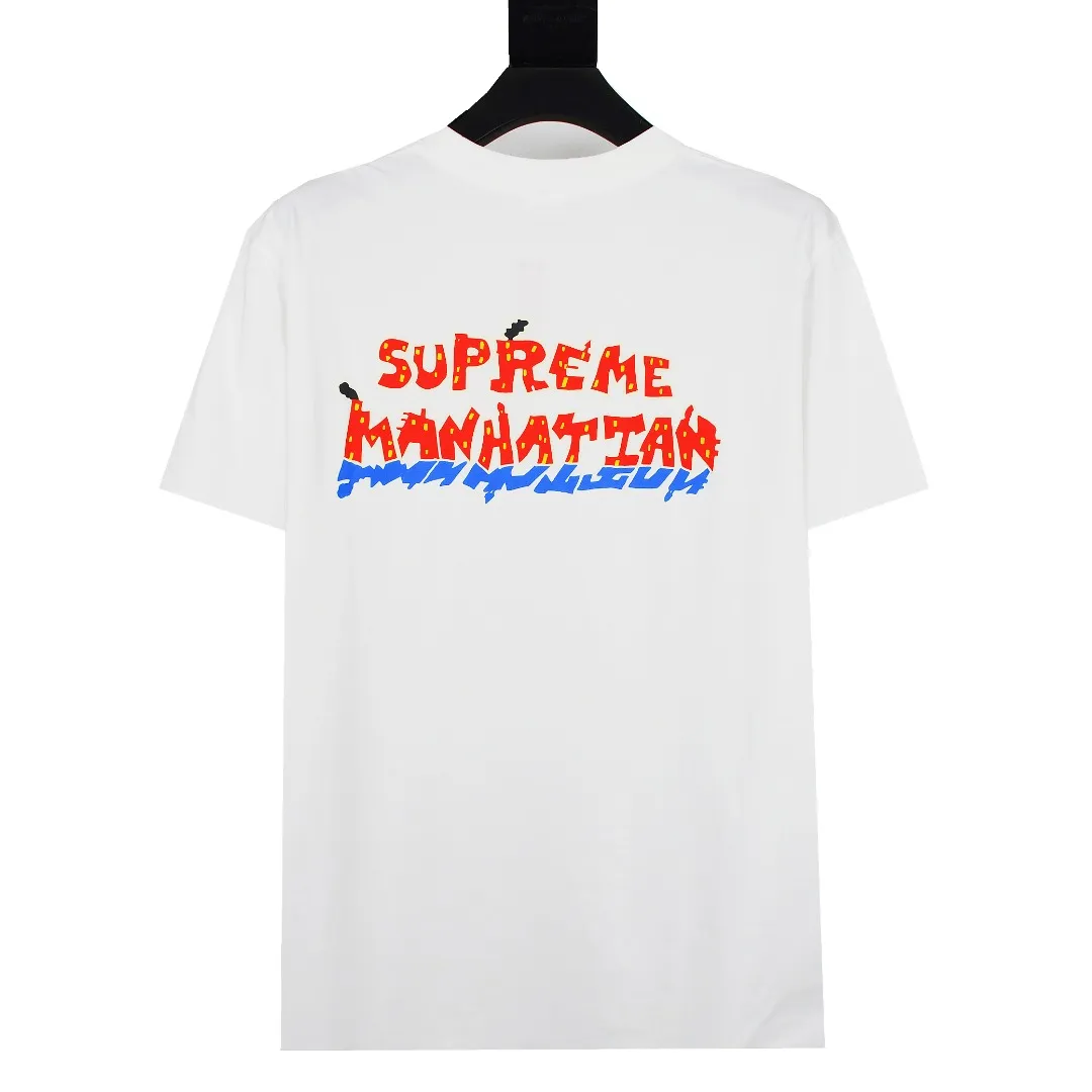S190💰p140 Top version Supreme SS22 Manhattan Manhattan city street scene cartoon pattern printed short-sleeved T-shirt. For those of us who focus on top-level Sup products, this short-sleeved one is naturally available. It adopts cylindrical seamless technology (original technology, there are no stitched bones on the side of the clothes, the key point of identification) The fabrics are all custom-woven and dyed, 280g weight, 100% cotton, cylindrical fabric. Cylindrical fabric is knitted fabric woven with a cylinder loom. The needles are distributed in a cylindrical shape on the fuselage. The gray fabric is a large cylinder that needs to be opened and shaped before it can be used further. There are no slits on the side of the clothes, so there is no washing label on the side of ordinary short-sleeves. There is only one collar label behind the neck. The printing is printed with thermosetting ink, also known as plastic. Ink, or self-adhesive ink, contains ingredients: mainly composed of polyvinyl chloride (PVC) and phthalates. PVC and phthalates, fixatives, stabilizers, and thickeners are mixed to form a thermal ink. Solid ink is not the digital direct printing advertised on the market. The printing texture of thermoset ink is something that digital direct printing cannot achieve. The collar label has a watermark anti-counterfeiting effect, a real anti-counterfeiting layer, a probability of passing the version, and a high probability of passing the original packaging picture. Size：S-XL