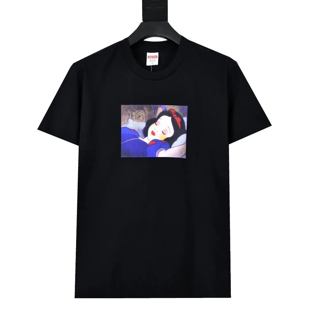 S410💰P150 Top version Supreme 24FW Snow White Snow White short-sleeved T-shirt. Refuse to look at pictures to make goods. Refuse to compare with wrong versions. Use cylinder seamless technology (original technology. There are no stitched bones on the side of the clothes. Key points of identification) The fabrics are all custom-woven and dyed, 280g weight, 100% cotton, cylindrical fabric. Cylindrical fabric is a knitted fabric woven with a cylinder loom. The needles are distributed in a cylindrical shape on the fuselage. The gray fabric is a large cylinder, which needs to be opened and shaped before it can be used further. There are no slits on the side of the clothes, so there is no washing label on the side of ordinary short-sleeves. There is only one collar label behind the neck. The printing uses thermosetting ink printing imported from Belgium (different from conventional thermal transfer printing), also known as plastic ink, or self-adhesive ink. Its ingredients are: mainly composed of polyvinyl chloride (PVC) and phthalates, including PVC and phthalates, fixing agents, Stabilizers and thickeners are mixed to form thermosetting ink, which is not the digital direct printing marketed on the market. The printing texture of thermosetting ink is unachievable by digital direct printing. The new triple collar label has a watermark anti-counterfeiting effect, a real anti-counterfeiting layer, a version with a high probability of passing the inspection, and the original packaging picture has a high probability of passing the test. Size：S-XL