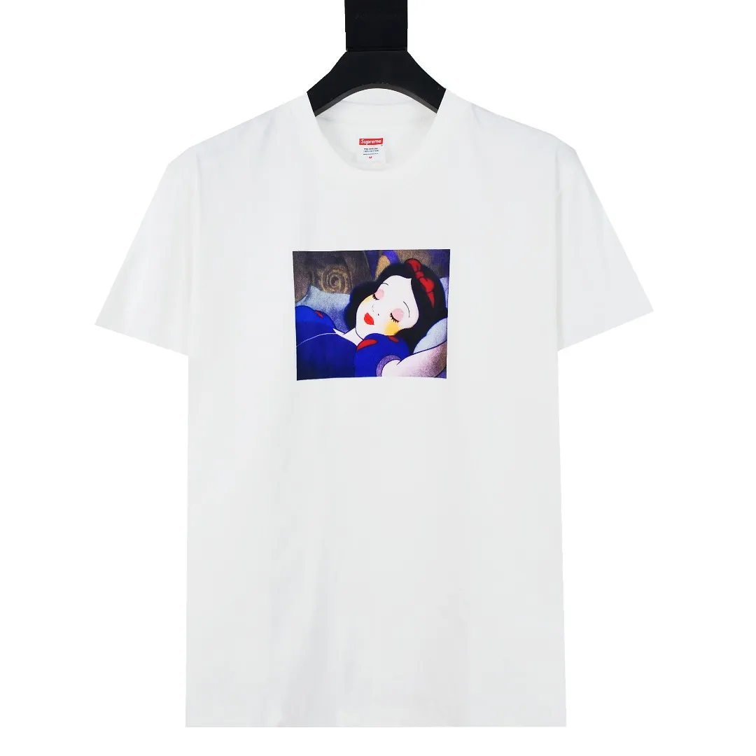 S410💰P150 Top version Supreme 24FW Snow White Snow White short-sleeved T-shirt. Refuse to look at pictures to make goods. Refuse to compare with wrong versions. Use cylinder seamless technology (original technology. There are no stitched bones on the side of the clothes. Key points of identification) The fabrics are all custom-woven and dyed, 280g weight, 100% cotton, cylindrical fabric. Cylindrical fabric is a knitted fabric woven with a cylinder loom. The needles are distributed in a cylindrical shape on the fuselage. The gray fabric is a large cylinder, which needs to be opened and shaped before it can be used further. There are no slits on the side of the clothes, so there is no washing label on the side of ordinary short-sleeves. There is only one collar label behind the neck. The printing uses thermosetting ink printing imported from Belgium (different from conventional thermal transfer printing), also known as plastic ink, or self-adhesive ink. Its ingredients are: mainly composed of polyvinyl chloride (PVC) and phthalates, including PVC and phthalates, fixing agents, Stabilizers and thickeners are mixed to form thermosetting ink, which is not the digital direct printing marketed on the market. The printing texture of thermosetting ink is unachievable by digital direct printing. The new triple collar label has a watermark anti-counterfeiting effect, a real anti-counterfeiting layer, a version with a high probability of passing the inspection, and the original packaging picture has a high probability of passing the test. Size：S-XL