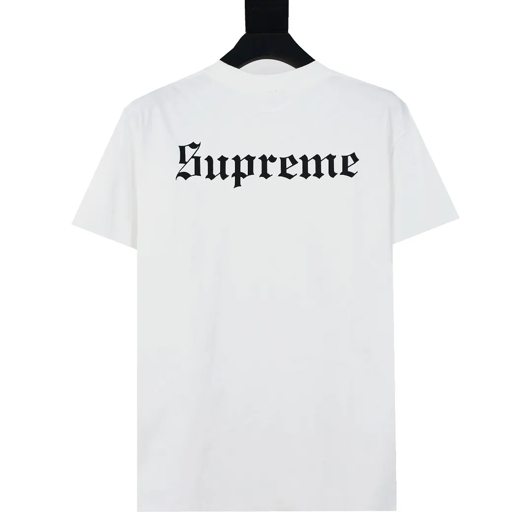 S410💰P150 Top version Supreme 24FW Snow White Snow White short-sleeved T-shirt. Refuse to look at pictures to make goods. Refuse to compare with wrong versions. Use cylinder seamless technology (original technology. There are no stitched bones on the side of the clothes. Key points of identification) The fabrics are all custom-woven and dyed, 280g weight, 100% cotton, cylindrical fabric. Cylindrical fabric is a knitted fabric woven with a cylinder loom. The needles are distributed in a cylindrical shape on the fuselage. The gray fabric is a large cylinder, which needs to be opened and shaped before it can be used further. There are no slits on the side of the clothes, so there is no washing label on the side of ordinary short-sleeves. There is only one collar label behind the neck. The printing uses thermosetting ink printing imported from Belgium (different from conventional thermal transfer printing), also known as plastic ink, or self-adhesive ink. Its ingredients are: mainly composed of polyvinyl chloride (PVC) and phthalates, including PVC and phthalates, fixing agents, Stabilizers and thickeners are mixed to form thermosetting ink, which is not the digital direct printing marketed on the market. The printing texture of thermosetting ink is unachievable by digital direct printing. The new triple collar label has a watermark anti-counterfeiting effect, a real anti-counterfeiting layer, a version with a high probability of passing the inspection, and the original packaging picture has a high probability of passing the test. Size：S-XL