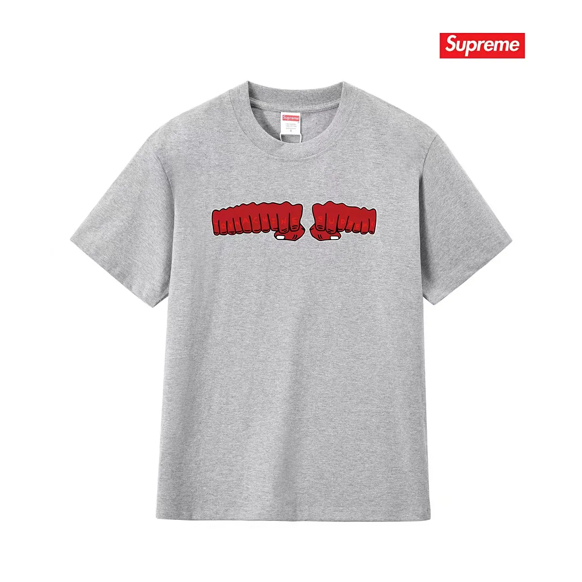S237 P110💰 Supreme x toy machine joint model SS24 Week4 FIST TEE Short-sleeved American trendy T-shirt with fist printed pattern on the chest. Same style for men and women. Loose fit. Made of 260g combed cotton double yarn. From fabrics to accessories, all three standards are complete and follow ZP. Imported Matsui company slurry printing will never crack. The whole piece is made with a three-needle five-thread process. The neckline-shoulder seam-sleeve seam is double-lined, and it looks more three-dimensional and textured. The process is the same as the authentic original version. The classic version. Feel free to compare zp. The whole piece is made of a three-needle five-thread process. The neckline-shoulder seam-sleeve seam is double-threaded, which looks more three-dimensional and textured. The process is the same as the authentic original version. The classic version. Color: Black White Light Gray Pink Navy Size: S M L XL XXL
