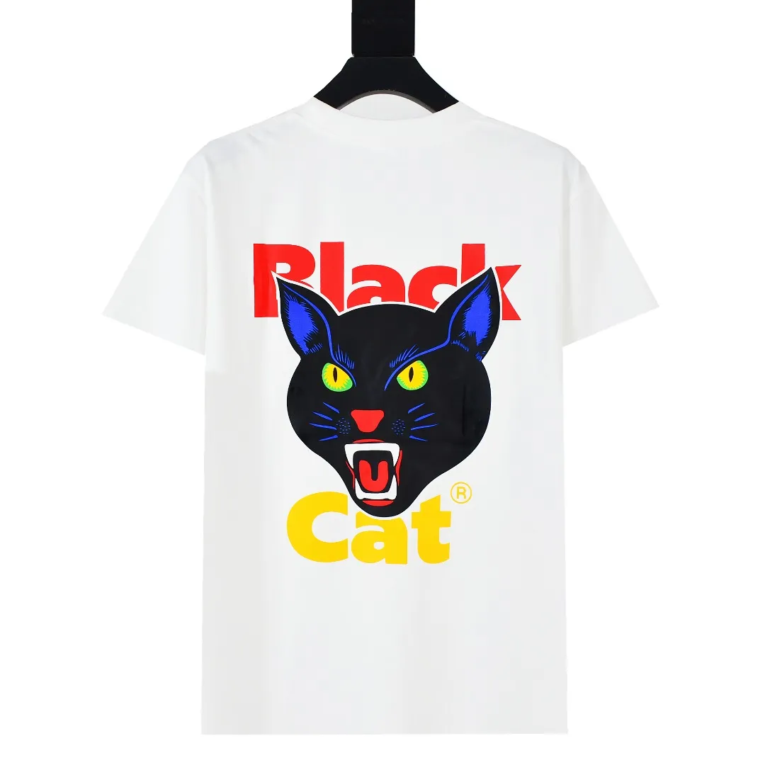 🅿️120 S171 top version Supreme 24ss BLACK CAT black cat print short-sleeved T-shirt. Refuse to look at pictures to make products. Refuse to compare with wrong versions. Use cylindrical seamless technology (original technology. There are no stitched bones on the side of the clothes. Key points of identification) The fabrics are all custom-woven and dyed, 280g weight, 100% cotton, cylindrical fabric. Cylindrical fabric is a knitted fabric woven with a cylinder loom. The needles are distributed in a cylindrical shape on the fuselage. The gray fabric is a large cylinder, which needs to be opened and shaped before it can be used further. There are no slits on the side of the clothes, so there is no washing label on the side of ordinary short-sleeves. There is only one collar label behind the neck. The printing uses thermosetting ink printing imported from Belgium (different from conventional thermal transfer printing), also known as plastic ink, or self-adhesive ink. Its ingredients are: mainly composed of polyvinyl chloride (PVC) and phthalates. PVC and phthalates, solid color The thermoset ink is composed of a mixture of agents, stabilizers, and thickeners. It is not the digital direct printing advertised on the market. The printing texture of thermoset ink cannot be achieved by digital direct printing. The collar label has a watermark anti-counterfeiting effect, a real anti-counterfeiting layer, a version with a high probability of passing the inspection, and a high probability of passing the original packaging picture. Size：S-XL