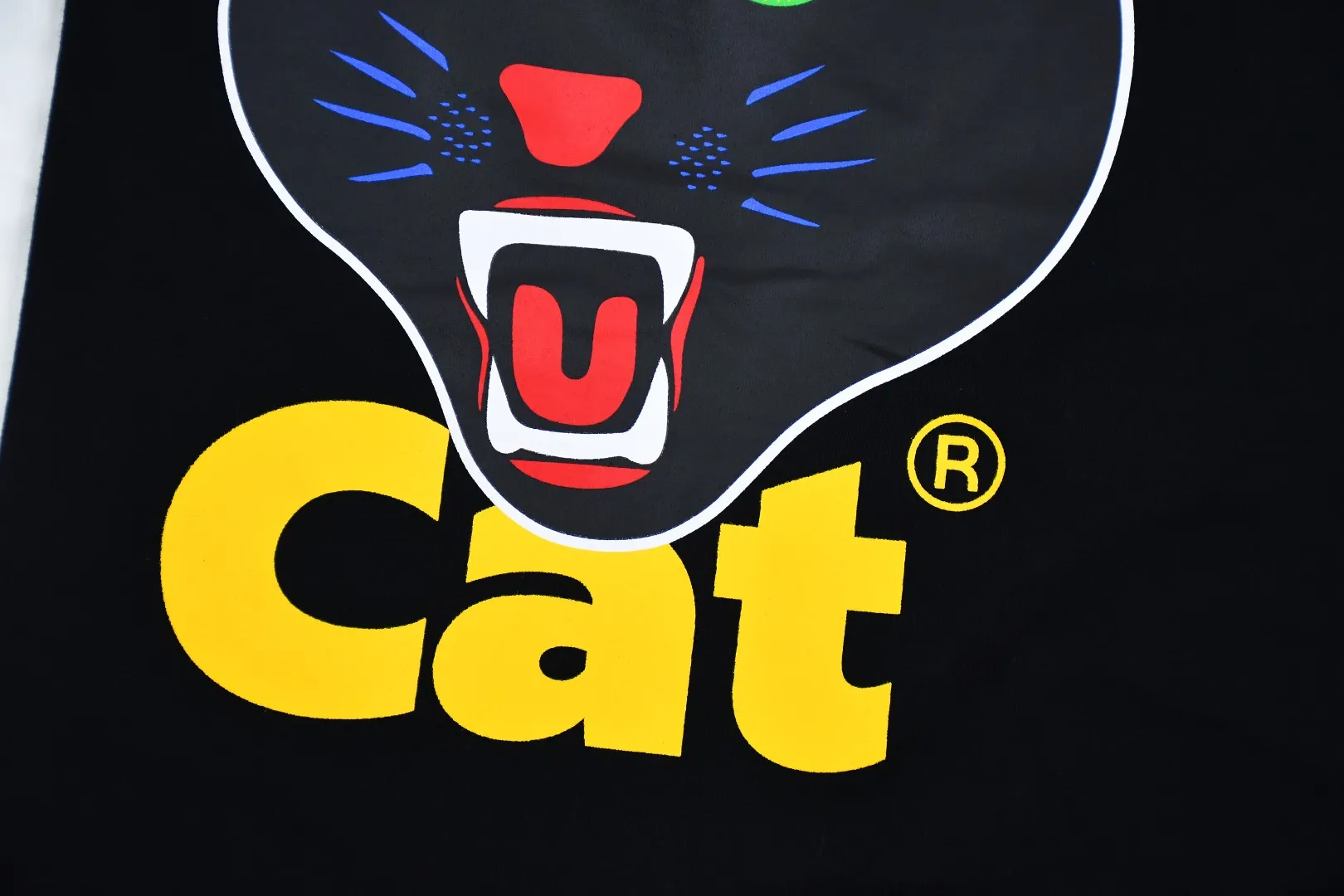 🅿️120 S171 top version Supreme 24ss BLACK CAT black cat print short-sleeved T-shirt. Refuse to look at pictures to make products. Refuse to compare with wrong versions. Use cylindrical seamless technology (original technology. There are no stitched bones on the side of the clothes. Key points of identification) The fabrics are all custom-woven and dyed, 280g weight, 100% cotton, cylindrical fabric. Cylindrical fabric is a knitted fabric woven with a cylinder loom. The needles are distributed in a cylindrical shape on the fuselage. The gray fabric is a large cylinder, which needs to be opened and shaped before it can be used further. There are no slits on the side of the clothes, so there is no washing label on the side of ordinary short-sleeves. There is only one collar label behind the neck. The printing uses thermosetting ink printing imported from Belgium (different from conventional thermal transfer printing), also known as plastic ink, or self-adhesive ink. Its ingredients are: mainly composed of polyvinyl chloride (PVC) and phthalates. PVC and phthalates, solid color The thermoset ink is composed of a mixture of agents, stabilizers, and thickeners. It is not the digital direct printing advertised on the market. The printing texture of thermoset ink cannot be achieved by digital direct printing. The collar label has a watermark anti-counterfeiting effect, a real anti-counterfeiting layer, a version with a high probability of passing the inspection, and a high probability of passing the original packaging picture. Size：S-XL