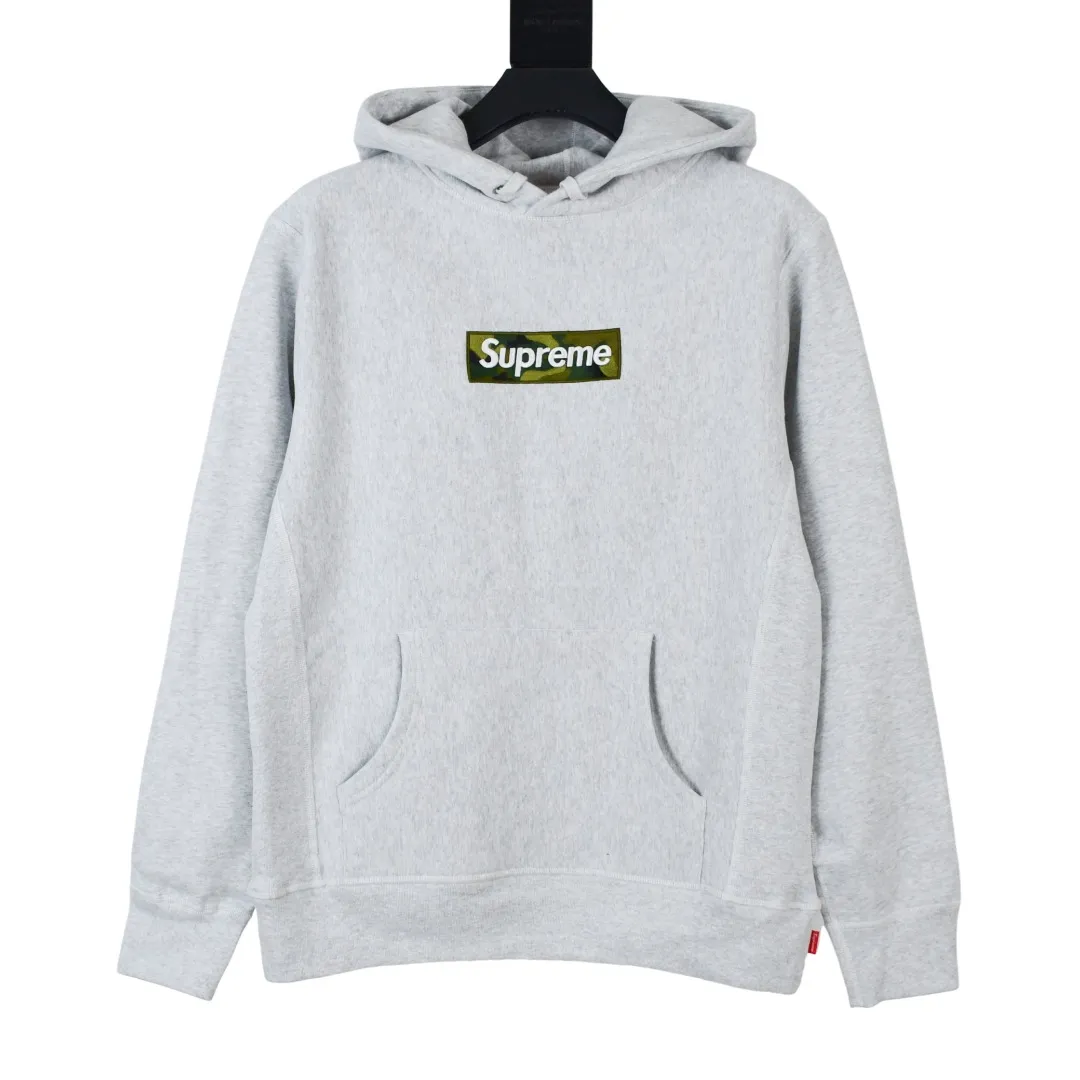 🅿️320 S238 top version Supreme 23Fw camouflage Box Logo Hooded hooded sweatshirt hooded plus fleece sweatshirt For those of us who focus on top Supreme, the cross sweatshirt is naturally available. ZP purchase and pattern making operation 1. Fabric: ZP testing, custom weaving and dyeing, pure cotton 460G plus fleece main fabric, horizontal cutting, side stitching 520G 2X2 thread 2. Embroidery: The embroidery equipment is operated by BEHRINGER BEKS-Y924 machine (a level higher than Tajima embroidery machine). The embroidery thickness, saturation and size are all consistent. 3. Sewing process: The whole garment adopts four-needle and six-thread boneless splicing technology in twelve places. It is processed by a senior foreign trade factory (ordinary factories cannot do it). 4. Hem and cuffs: all use 520G inelastic thread. (Low-end goods use elastic threads to cause the hem and cuffs to appear wavy) 5. Customized ZP main label/wash water label/hangtag/packaging bag (equipped with an extra-large thickened handbag) Size: S~XL