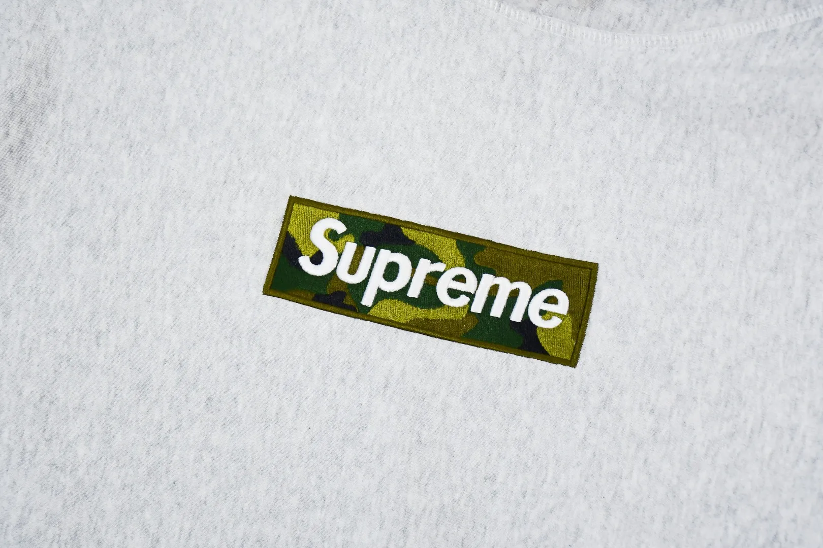 🅿️320 S238 top version Supreme 23Fw camouflage Box Logo Hooded hooded sweatshirt hooded plus fleece sweatshirt For those of us who focus on top Supreme, the cross sweatshirt is naturally available. ZP purchase and pattern making operation 1. Fabric: ZP testing, custom weaving and dyeing, pure cotton 460G plus fleece main fabric, horizontal cutting, side stitching 520G 2X2 thread 2. Embroidery: The embroidery equipment is operated by BEHRINGER BEKS-Y924 machine (a level higher than Tajima embroidery machine). The embroidery thickness, saturation and size are all consistent. 3. Sewing process: The whole garment adopts four-needle and six-thread boneless splicing technology in twelve places. It is processed by a senior foreign trade factory (ordinary factories cannot do it). 4. Hem and cuffs: all use 520G inelastic thread. (Low-end goods use elastic threads to cause the hem and cuffs to appear wavy) 5. Customized ZP main label/wash water label/hangtag/packaging bag (equipped with an extra-large thickened handbag) Size: S~XL