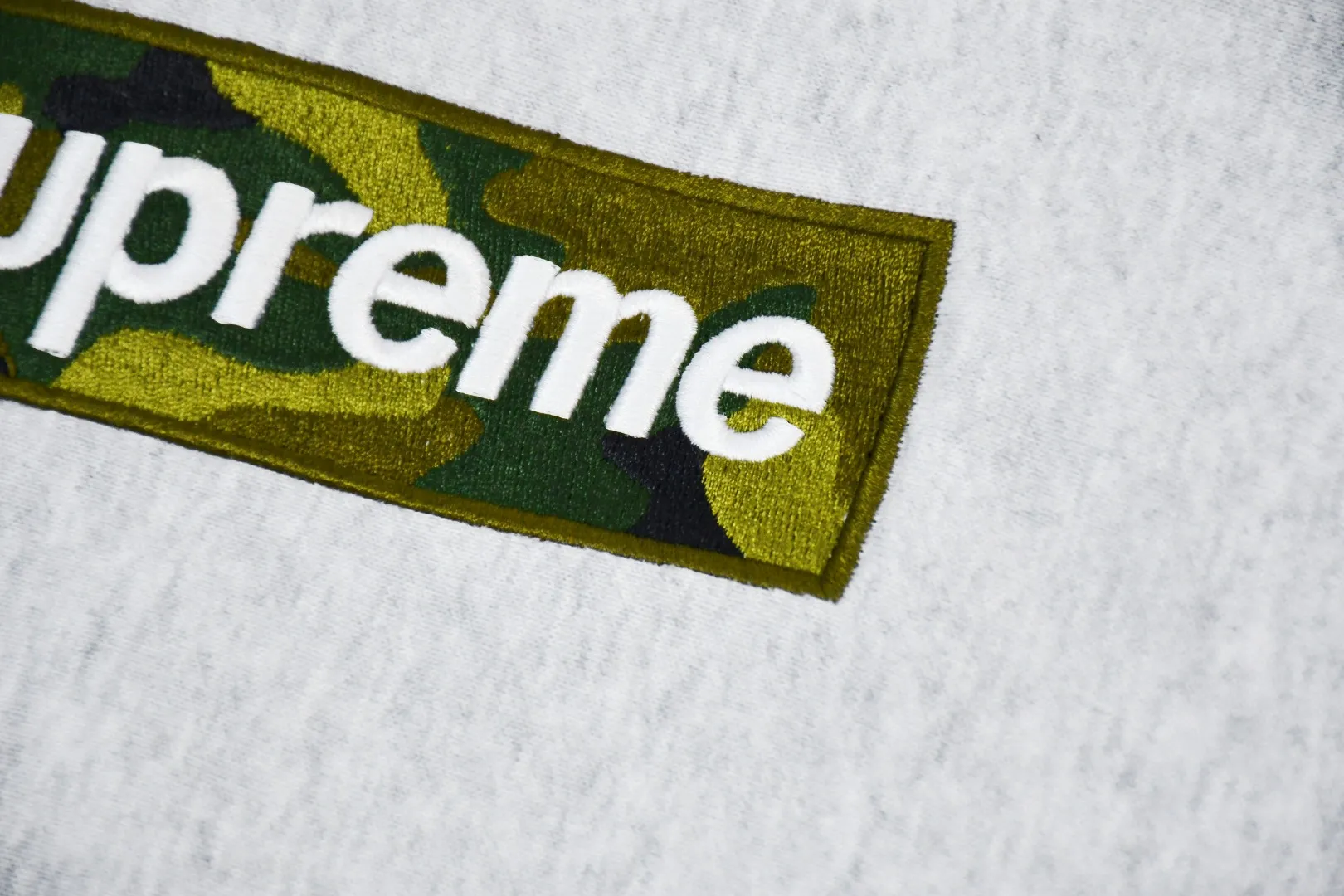 🅿️320 S238 top version Supreme 23Fw camouflage Box Logo Hooded hooded sweatshirt hooded plus fleece sweatshirt For those of us who focus on top Supreme, the cross sweatshirt is naturally available. ZP purchase and pattern making operation 1. Fabric: ZP testing, custom weaving and dyeing, pure cotton 460G plus fleece main fabric, horizontal cutting, side stitching 520G 2X2 thread 2. Embroidery: The embroidery equipment is operated by BEHRINGER BEKS-Y924 machine (a level higher than Tajima embroidery machine). The embroidery thickness, saturation and size are all consistent. 3. Sewing process: The whole garment adopts four-needle and six-thread boneless splicing technology in twelve places. It is processed by a senior foreign trade factory (ordinary factories cannot do it). 4. Hem and cuffs: all use 520G inelastic thread. (Low-end goods use elastic threads to cause the hem and cuffs to appear wavy) 5. Customized ZP main label/wash water label/hangtag/packaging bag (equipped with an extra-large thickened handbag) Size: S~XL