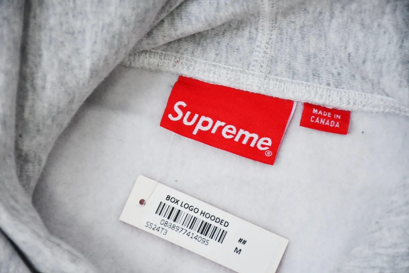 🅿️320 S238 top version Supreme 23Fw camouflage Box Logo Hooded hooded sweatshirt hooded plus fleece sweatshirt For those of us who focus on top Supreme, the cross sweatshirt is naturally available. ZP purchase and pattern making operation 1. Fabric: ZP testing, custom weaving and dyeing, pure cotton 460G plus fleece main fabric, horizontal cutting, side stitching 520G 2X2 thread 2. Embroidery: The embroidery equipment is operated by BEHRINGER BEKS-Y924 machine (a level higher than Tajima embroidery machine). The embroidery thickness, saturation and size are all consistent. 3. Sewing process: The whole garment adopts four-needle and six-thread boneless splicing technology in twelve places. It is processed by a senior foreign trade factory (ordinary factories cannot do it). 4. Hem and cuffs: all use 520G inelastic thread. (Low-end goods use elastic threads to cause the hem and cuffs to appear wavy) 5. Customized ZP main label/wash water label/hangtag/packaging bag (equipped with an extra-large thickened handbag) Size: S~XL