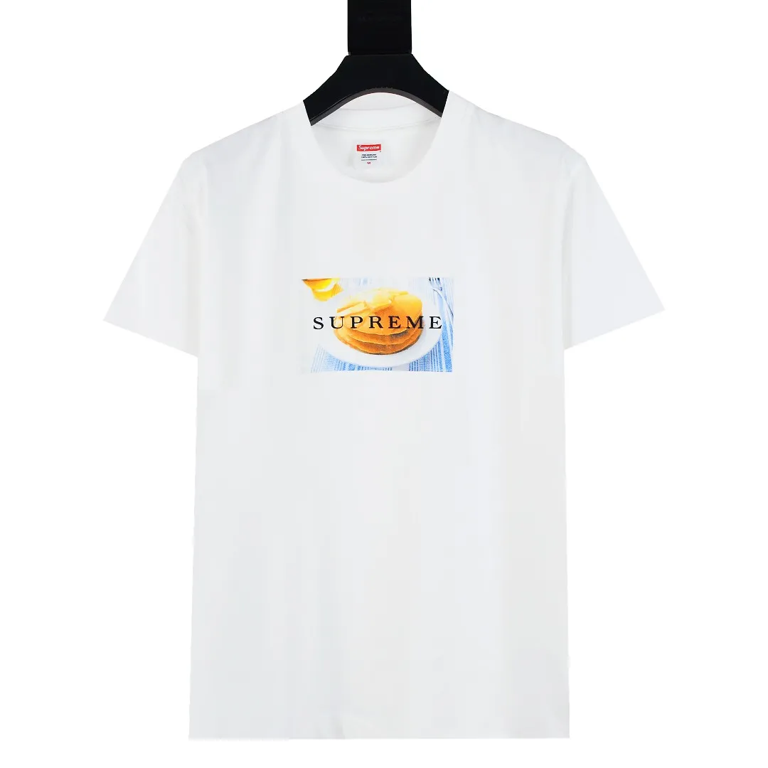 S424💰P136 Top version Supreme 25ss Pancakes Tee Pancake Muffin Logo Short-sleeved T-shirt Refuse to look at pictures to make products. Refuse to compare wrong versions. Use cylinder seamless technology (original technology, there are no stitched bones on the side of the clothes, key points of identification) The fabrics are all custom-woven and dyed, 280g weight, 100% cotton, cylindrical fabric. Cylindrical fabric is a knitted fabric woven with a cylinder loom. The needles are distributed in a cylindrical shape on the fuselage. The gray fabric is a large cylinder, which needs to be opened and shaped before it can be used further. There are no slits on the side of the clothes, so there is no washing label on the side of ordinary short-sleeves. There is only one collar label behind the neck. The printing uses heat-setting ink printing imported from Belgium (different from conventional heat transfer printing on the market), also known as plastic ink, or self-adhesive ink. Its ingredients: mainly composed of polyvinyl chloride (PVC) and phthalates, including PVC, phthalates, and color fixing agents. , stabilizer, and thickener are mixed to form thermoset ink, which is not the digital direct printing marketed on the market. The printing texture of thermoset ink cannot be achieved by digital direct printing. The new triple collar label has a watermark anti-counterfeiting effect, real anti-counterfeiting layer, and has a high probability of passing the approved version. The original packaging picture has a high probability of passing Size：S-XL