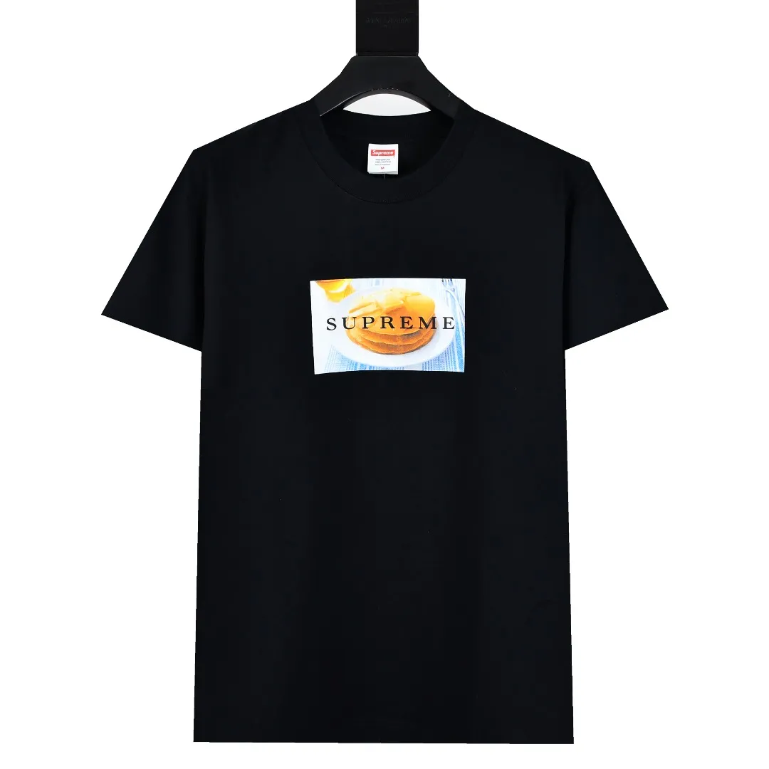 S424💰P136 Top version Supreme 25ss Pancakes Tee Pancake Muffin Logo Short-sleeved T-shirt Refuse to look at pictures to make products. Refuse to compare wrong versions. Use cylinder seamless technology (original technology, there are no stitched bones on the side of the clothes, key points of identification) The fabrics are all custom-woven and dyed, 280g weight, 100% cotton, cylindrical fabric. Cylindrical fabric is a knitted fabric woven with a cylinder loom. The needles are distributed in a cylindrical shape on the fuselage. The gray fabric is a large cylinder, which needs to be opened and shaped before it can be used further. There are no slits on the side of the clothes, so there is no washing label on the side of ordinary short-sleeves. There is only one collar label behind the neck. The printing uses heat-setting ink printing imported from Belgium (different from conventional heat transfer printing on the market), also known as plastic ink, or self-adhesive ink. Its ingredients: mainly composed of polyvinyl chloride (PVC) and phthalates, including PVC, phthalates, and color fixing agents. , stabilizer, and thickener are mixed to form thermoset ink, which is not the digital direct printing marketed on the market. The printing texture of thermoset ink cannot be achieved by digital direct printing. The new triple collar label has a watermark anti-counterfeiting effect, real anti-counterfeiting layer, and has a high probability of passing the approved version. The original packaging picture has a high probability of passing Size：S-XL