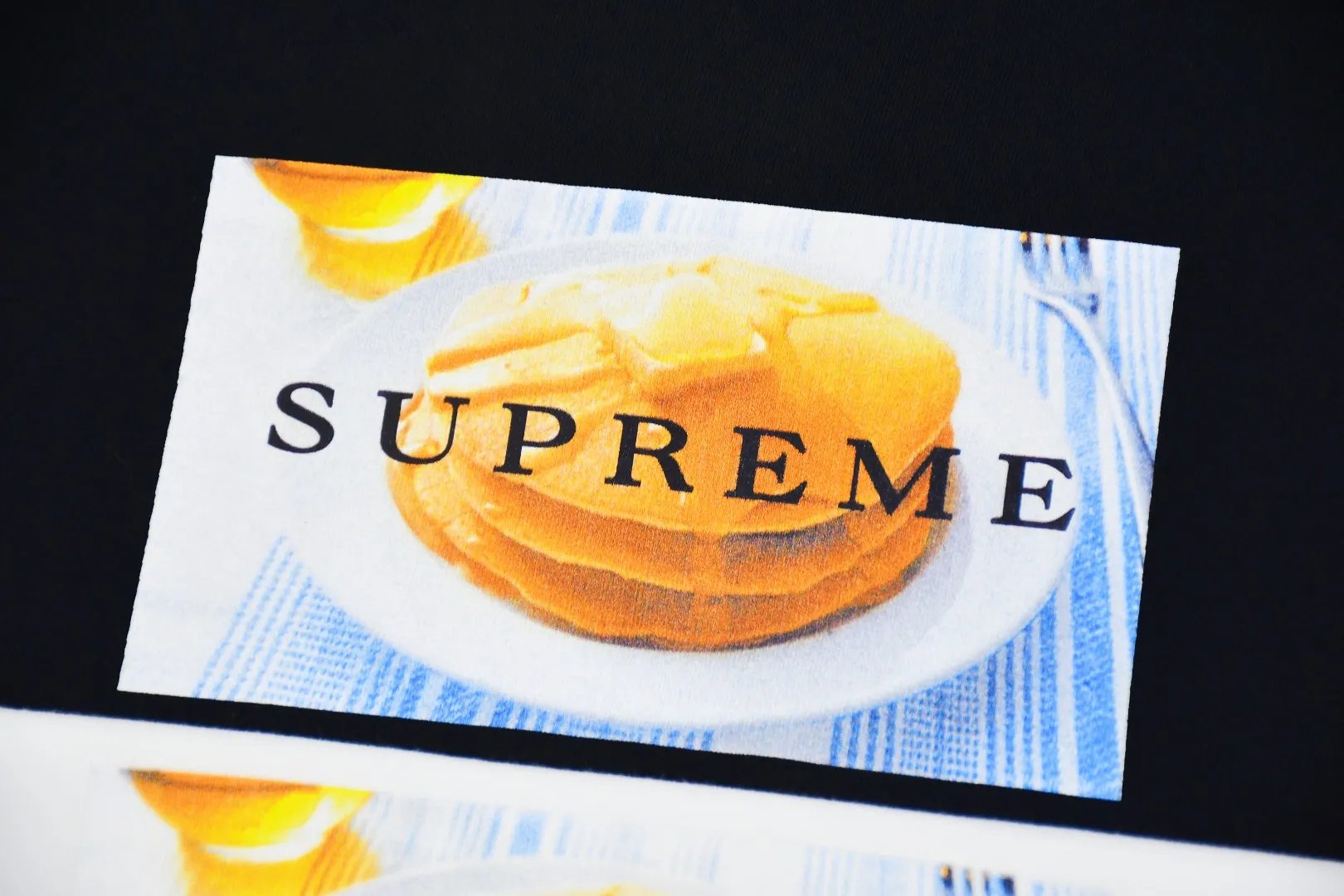 S424💰P136 Top version Supreme 25ss Pancakes Tee Pancake Muffin Logo Short-sleeved T-shirt Refuse to look at pictures to make products. Refuse to compare wrong versions. Use cylinder seamless technology (original technology, there are no stitched bones on the side of the clothes, key points of identification) The fabrics are all custom-woven and dyed, 280g weight, 100% cotton, cylindrical fabric. Cylindrical fabric is a knitted fabric woven with a cylinder loom. The needles are distributed in a cylindrical shape on the fuselage. The gray fabric is a large cylinder, which needs to be opened and shaped before it can be used further. There are no slits on the side of the clothes, so there is no washing label on the side of ordinary short-sleeves. There is only one collar label behind the neck. The printing uses heat-setting ink printing imported from Belgium (different from conventional heat transfer printing on the market), also known as plastic ink, or self-adhesive ink. Its ingredients: mainly composed of polyvinyl chloride (PVC) and phthalates, including PVC, phthalates, and color fixing agents. , stabilizer, and thickener are mixed to form thermoset ink, which is not the digital direct printing marketed on the market. The printing texture of thermoset ink cannot be achieved by digital direct printing. The new triple collar label has a watermark anti-counterfeiting effect, real anti-counterfeiting layer, and has a high probability of passing the approved version. The original packaging picture has a high probability of passing Size：S-XL