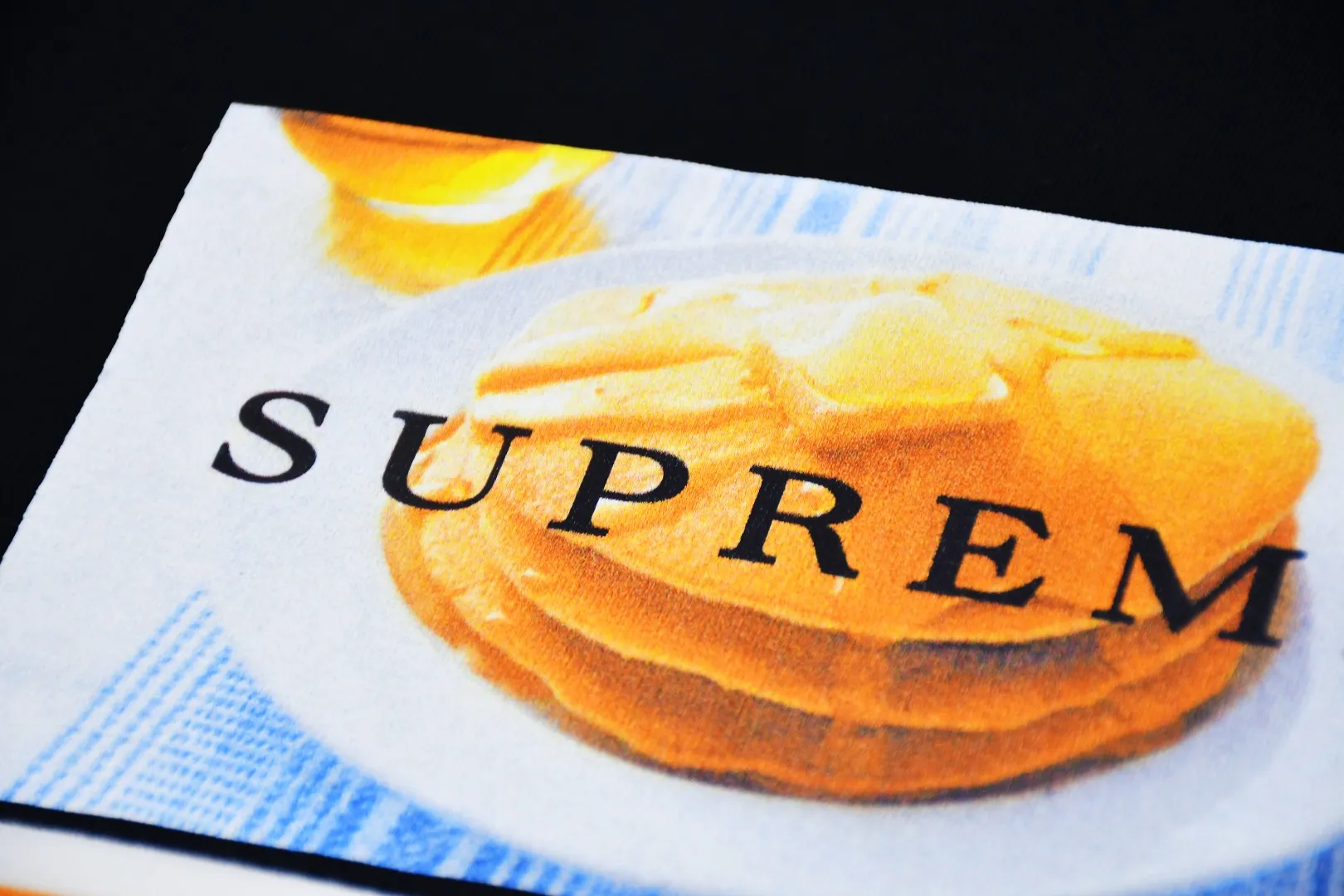 S424💰P136 Top version Supreme 25ss Pancakes Tee Pancake Muffin Logo Short-sleeved T-shirt Refuse to look at pictures to make products. Refuse to compare wrong versions. Use cylinder seamless technology (original technology, there are no stitched bones on the side of the clothes, key points of identification) The fabrics are all custom-woven and dyed, 280g weight, 100% cotton, cylindrical fabric. Cylindrical fabric is a knitted fabric woven with a cylinder loom. The needles are distributed in a cylindrical shape on the fuselage. The gray fabric is a large cylinder, which needs to be opened and shaped before it can be used further. There are no slits on the side of the clothes, so there is no washing label on the side of ordinary short-sleeves. There is only one collar label behind the neck. The printing uses heat-setting ink printing imported from Belgium (different from conventional heat transfer printing on the market), also known as plastic ink, or self-adhesive ink. Its ingredients: mainly composed of polyvinyl chloride (PVC) and phthalates, including PVC, phthalates, and color fixing agents. , stabilizer, and thickener are mixed to form thermoset ink, which is not the digital direct printing marketed on the market. The printing texture of thermoset ink cannot be achieved by digital direct printing. The new triple collar label has a watermark anti-counterfeiting effect, real anti-counterfeiting layer, and has a high probability of passing the approved version. The original packaging picture has a high probability of passing Size：S-XL