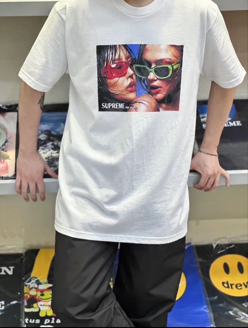 #S102 p110💰 Supreme SS23 Week9 EYEWEARTEE character print, loose fit, made of 260g combed cotton double yarn, all three standards from fabrics to accessories, ZP, imported Matsui company slurry printing will never crack, the whole piece adopts three-needle five-thread technology (neckline-shoulder seam-sleeve seam double line, looks more three-dimensional and textured) consistent with the original version, classic version Feel free to compare zp. The whole piece adopts three-needle five-thread craftsmanship (neckline-shoulder seam-sleeve seam double thread, which looks more three-dimensional and textured). It has the same craftsmanship as the original original, classic version. Color: White, Black, Pink, Yellow, Brown. Size: S M L XL XXL
