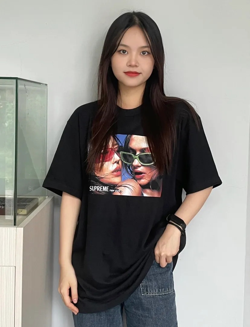 #S102 p110💰 Supreme SS23 Week9 EYEWEARTEE character print, loose fit, made of 260g combed cotton double yarn, all three standards from fabrics to accessories, ZP, imported Matsui company slurry printing will never crack, the whole piece adopts three-needle five-thread technology (neckline-shoulder seam-sleeve seam double line, looks more three-dimensional and textured) consistent with the original version, classic version Feel free to compare zp. The whole piece adopts three-needle five-thread craftsmanship (neckline-shoulder seam-sleeve seam double thread, which looks more three-dimensional and textured). It has the same craftsmanship as the original original, classic version. Color: White, Black, Pink, Yellow, Brown. Size: S M L XL XXL