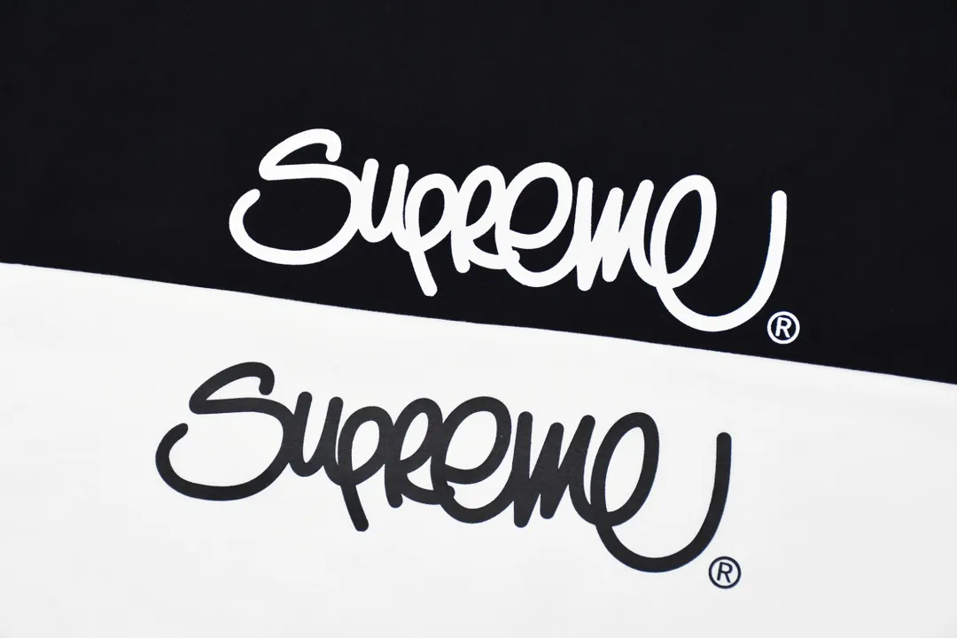 #S76 P110💰 Supreme SS22 Week 19 Handstyle Tee Round neck short-sleeved T-shirt with cursive lettering and graffiti. The same style for men and women is made of 260g combed cotton double yarn. From fabrics to accessories, all three standards are complete and follow ZP. Imported Matsui company's slurry printing will never crack. The whole piece is made of three-needle five-thread technology. The neckline-shoulder seam-sleeve seam is double-lined, which looks more three-dimensional and textured.) The same process as the original version, classic version Feel free to compare zp. The whole piece adopts three-needle five-thread craftsmanship. The neckline-shoulder seam-sleeve seam is double-threaded, which looks more three-dimensional and textured.) It has the same craftsmanship as the original original, classic version. Color: Black, Tibetan, Red, and White. Size: S M L XL XXL