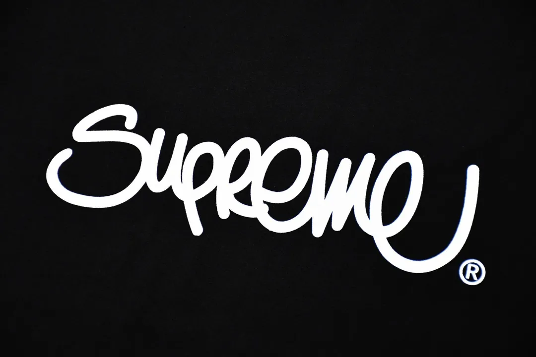 #S76 P110💰 Supreme SS22 Week 19 Handstyle Tee Round neck short-sleeved T-shirt with cursive lettering and graffiti. The same style for men and women is made of 260g combed cotton double yarn. From fabrics to accessories, all three standards are complete and follow ZP. Imported Matsui company's slurry printing will never crack. The whole piece is made of three-needle five-thread technology. The neckline-shoulder seam-sleeve seam is double-lined, which looks more three-dimensional and textured.) The same process as the original version, classic version Feel free to compare zp. The whole piece adopts three-needle five-thread craftsmanship. The neckline-shoulder seam-sleeve seam is double-threaded, which looks more three-dimensional and textured.) It has the same craftsmanship as the original original, classic version. Color: Black, Tibetan, Red, and White. Size: S M L XL XXL