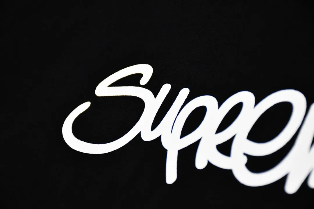 #S76 P110💰 Supreme SS22 Week 19 Handstyle Tee Round neck short-sleeved T-shirt with cursive lettering and graffiti. The same style for men and women is made of 260g combed cotton double yarn. From fabrics to accessories, all three standards are complete and follow ZP. Imported Matsui company's slurry printing will never crack. The whole piece is made of three-needle five-thread technology. The neckline-shoulder seam-sleeve seam is double-lined, which looks more three-dimensional and textured.) The same process as the original version, classic version Feel free to compare zp. The whole piece adopts three-needle five-thread craftsmanship. The neckline-shoulder seam-sleeve seam is double-threaded, which looks more three-dimensional and textured.) It has the same craftsmanship as the original original, classic version. Color: Black, Tibetan, Red, and White. Size: S M L XL XXL