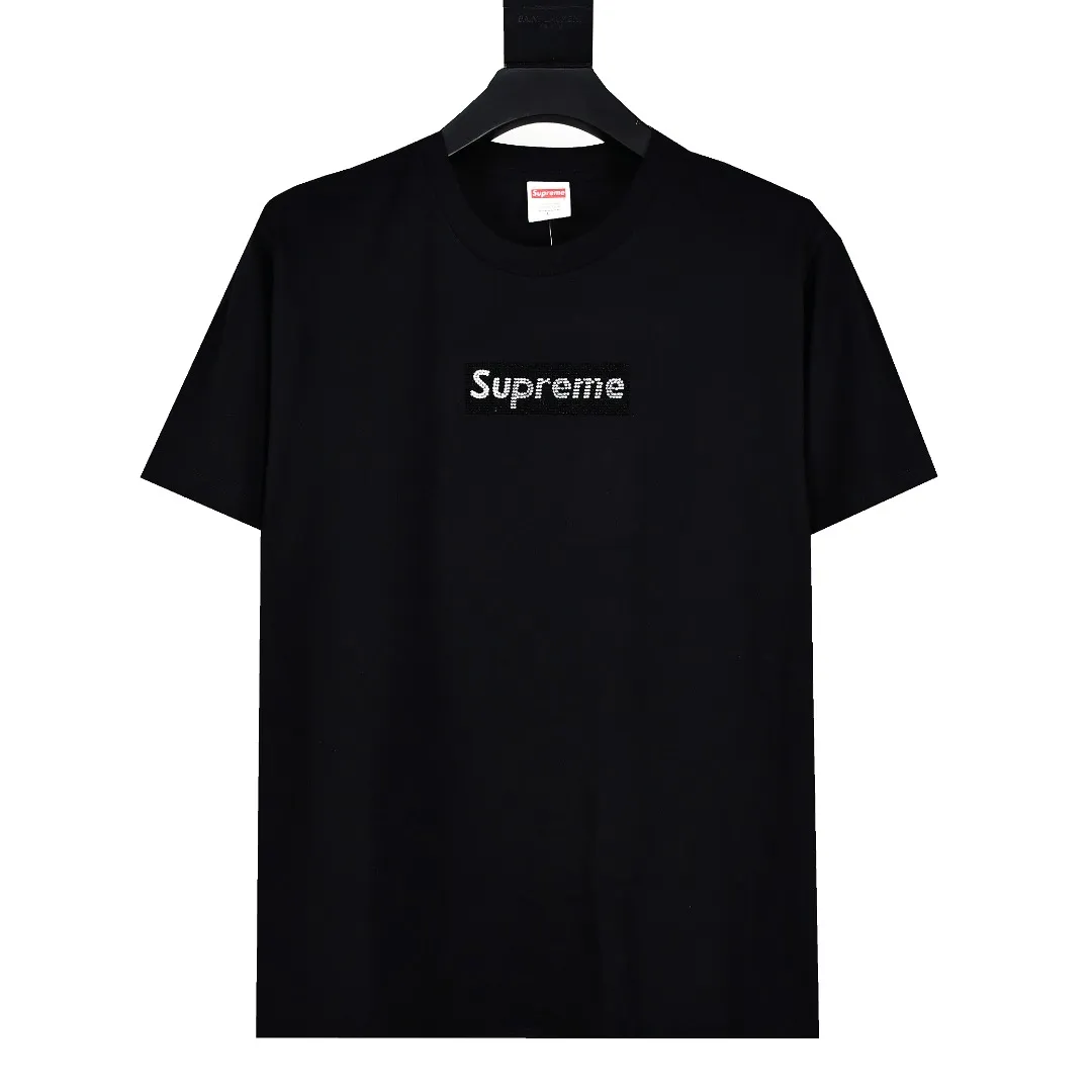 S106💰p130 Top version Supreme Swarovski Box Logo Tee 25th Anniversary Swarovski short-sleeved T-shirt 1. Using cylindrical seamless technology (the original technology has no gaps on the sides of the clothes) The fabrics are all custom-woven and dyed, 280g weight, 100% cotton, cylindrical fabric. The cylindrical fabric is a knitted fabric woven with a cylinder loom. The needles are distributed in a cylindrical shape on the fuselage. The gray fabric is a large cylinder, which needs to be opened and shaped before it can be used further. There is no slit on the side of the clothes, so there is no washing label on the side of ordinary short-sleeves. There is only one collar label behind the neck. 2. Hot rhinestones. The number, size and alignment are all consistent with YB. The machine adopts German ultrasonic hot drilling machine or hot sheet welding machine. Its principle is to use the ultrasonic host to output ultrasonic piezoelectric signals, convert the ultrasonic piezoelectric signals into mechanical energy through the piezoelectric transducer, and then push the workpiece to rub against the pasting surface at high speed. The heat generated by the friction of the workpiece quickly melts the rubber on the contact surface and combines them into one, thereby achieving the purpose of pasting. Since the pasting accessories are directly fused with the bonding surface, the pasting structure is very strong and is not easy to come off. 3. The collar label has a watermark anti-counterfeiting effect, a real anti-counterfeiting layer, and has a high probability of passing the inspection version, and the original packaging picture has a high probability of passing. 4. Equipped with YB packaging bag, handbag, color: black and white, size: S~XL