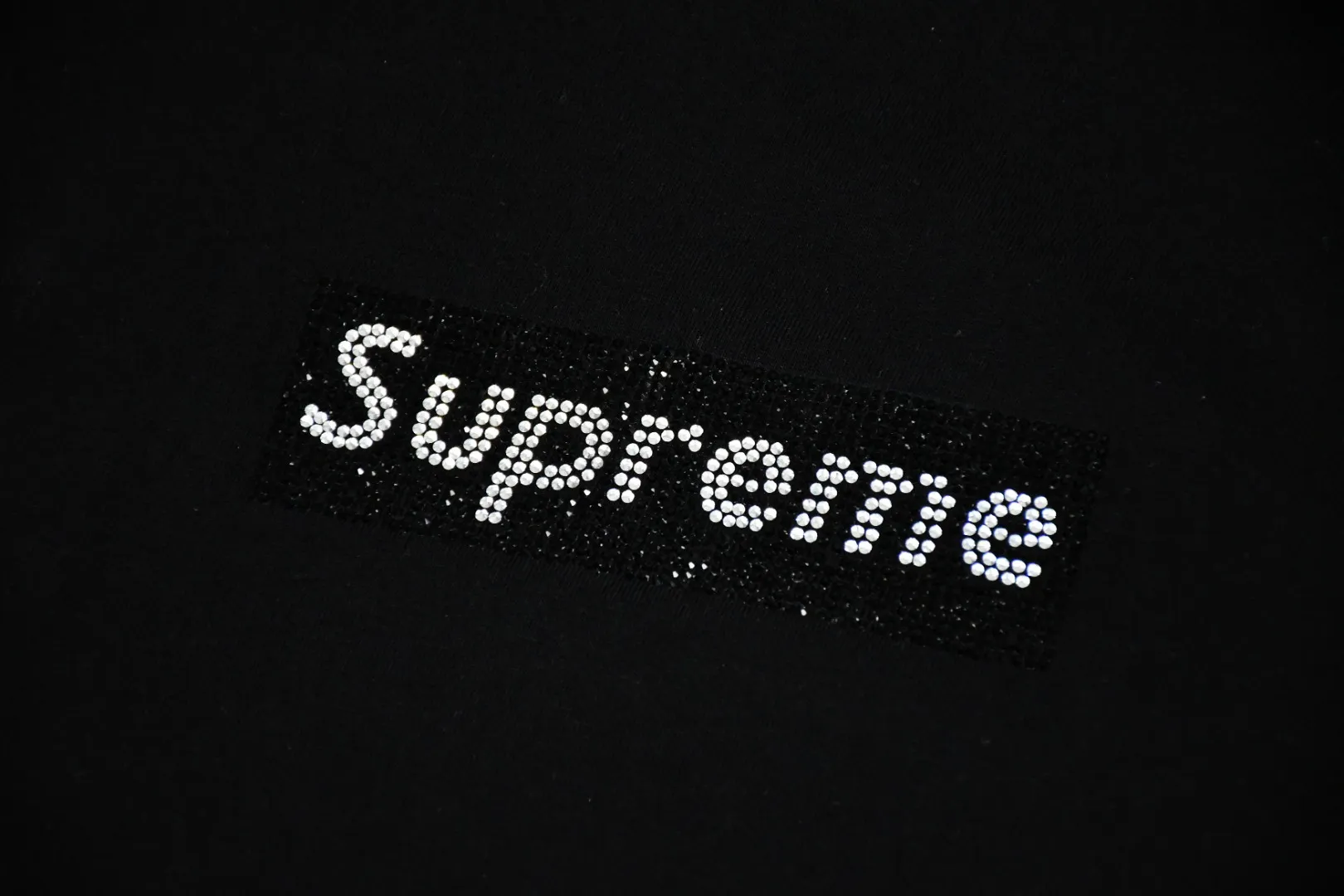 S106💰p130 Top version Supreme Swarovski Box Logo Tee 25th Anniversary Swarovski short-sleeved T-shirt 1. Using cylindrical seamless technology (the original technology has no gaps on the sides of the clothes) The fabrics are all custom-woven and dyed, 280g weight, 100% cotton, cylindrical fabric. The cylindrical fabric is a knitted fabric woven with a cylinder loom. The needles are distributed in a cylindrical shape on the fuselage. The gray fabric is a large cylinder, which needs to be opened and shaped before it can be used further. There is no slit on the side of the clothes, so there is no washing label on the side of ordinary short-sleeves. There is only one collar label behind the neck. 2. Hot rhinestones. The number, size and alignment are all consistent with YB. The machine adopts German ultrasonic hot drilling machine or hot sheet welding machine. Its principle is to use the ultrasonic host to output ultrasonic piezoelectric signals, convert the ultrasonic piezoelectric signals into mechanical energy through the piezoelectric transducer, and then push the workpiece to rub against the pasting surface at high speed. The heat generated by the friction of the workpiece quickly melts the rubber on the contact surface and combines them into one, thereby achieving the purpose of pasting. Since the pasting accessories are directly fused with the bonding surface, the pasting structure is very strong and is not easy to come off. 3. The collar label has a watermark anti-counterfeiting effect, a real anti-counterfeiting layer, and has a high probability of passing the inspection version, and the original packaging picture has a high probability of passing. 4. Equipped with YB packaging bag, handbag, color: black and white, size: S~XL