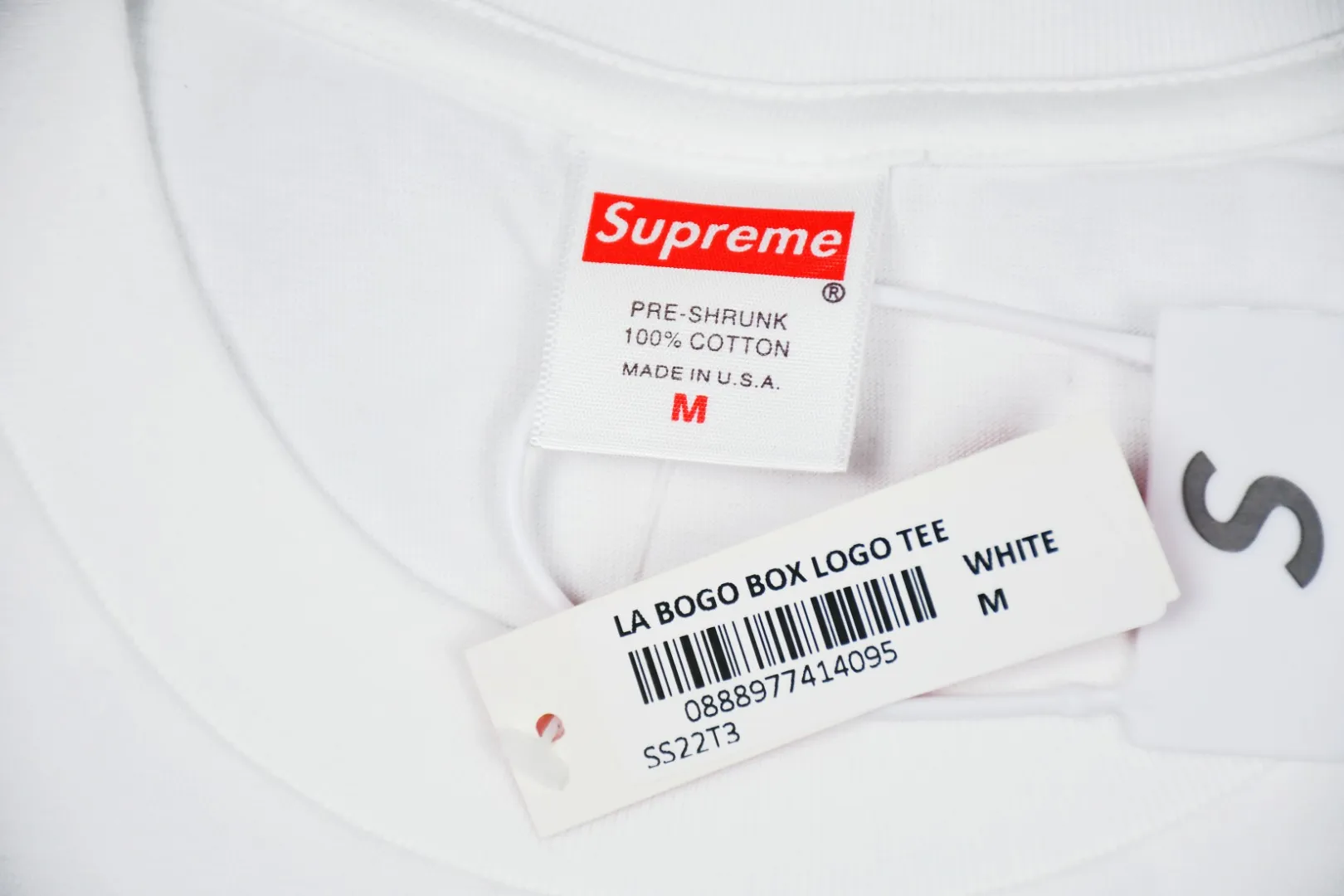 🅿️120 S83 top version Supreme 23ss LA Los Angeles opening limited Bogo Box Logo short-sleeved T-shirt. For those of us who focus on top-level Sup products, this short-sleeved one is naturally available. It adopts cylindrical seamless technology (original technology, there are no stitching bones on the side of the clothes, the focus of identification) The fabrics are all custom-woven and dyed, 280g weight, 100% cotton, cylindrical fabric. Cylindrical fabric is a knitted fabric woven with a cylinder loom. The needles are distributed in a cylindrical shape on the fuselage. The gray fabric is a large cylinder, which needs to be opened and shaped before further use. There is no slit on the side of the clothes, so there is no washing label on the side of ordinary short-sleeves. There is only one collar label behind the neck. The printing is printed with thermosetting ink, also known as plastic. Ink, or self-adhesive ink, contains ingredients: mainly composed of polyvinyl chloride (PVC) and phthalates. PVC and phthalates, fixing agents, stabilizers, and thickeners are mixed to form a thermal ink. Solid ink is not the digital direct printing advertised on the market. The printing texture of thermoset ink is something that digital direct printing cannot achieve. The collar label has a watermark anti-counterfeiting effect, a real anti-counterfeiting layer, a probability of passing the version, and a high probability of passing the original packaging picture. Size：S-XL